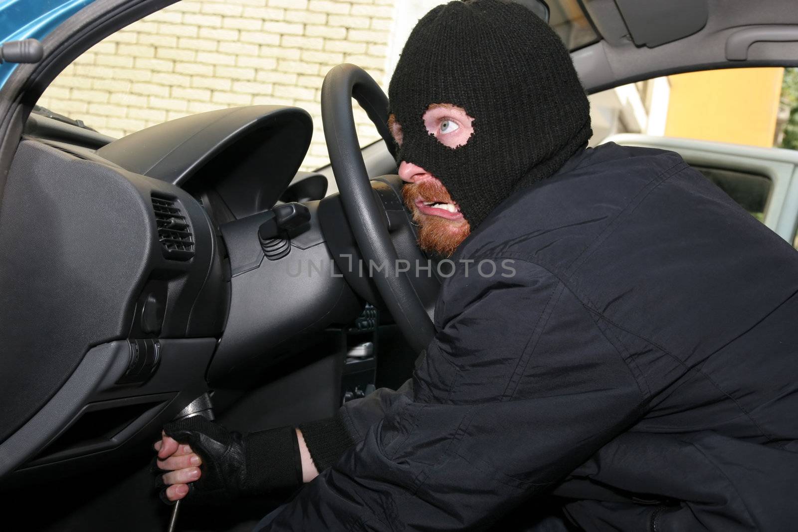 burglar wearing a mask (balaclava), details car burglary inside