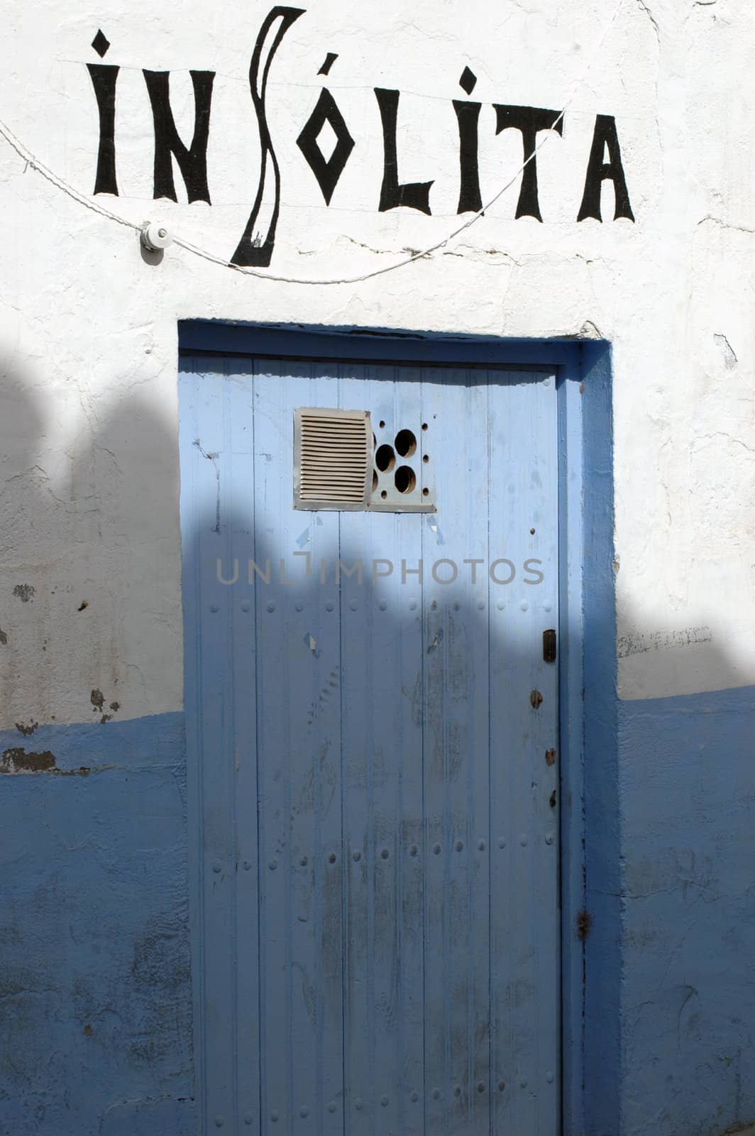 Puerta blue sign "Insolite" Above