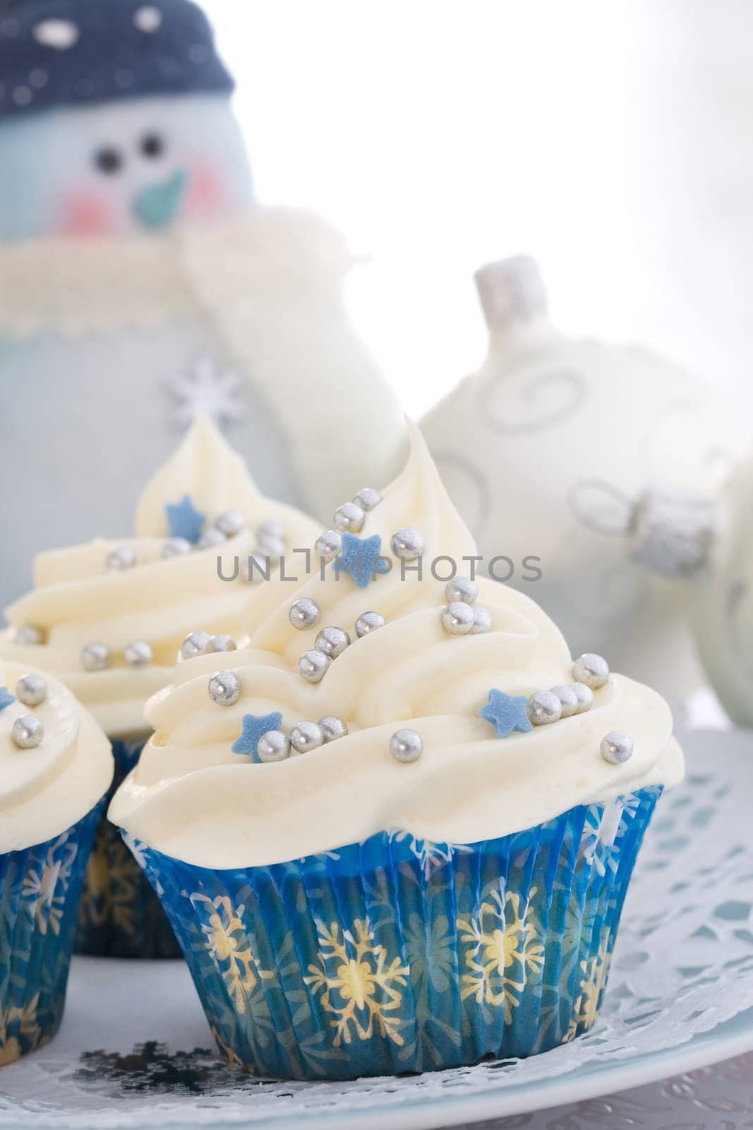 Cupcakes with a winter theme and Christmas baubles