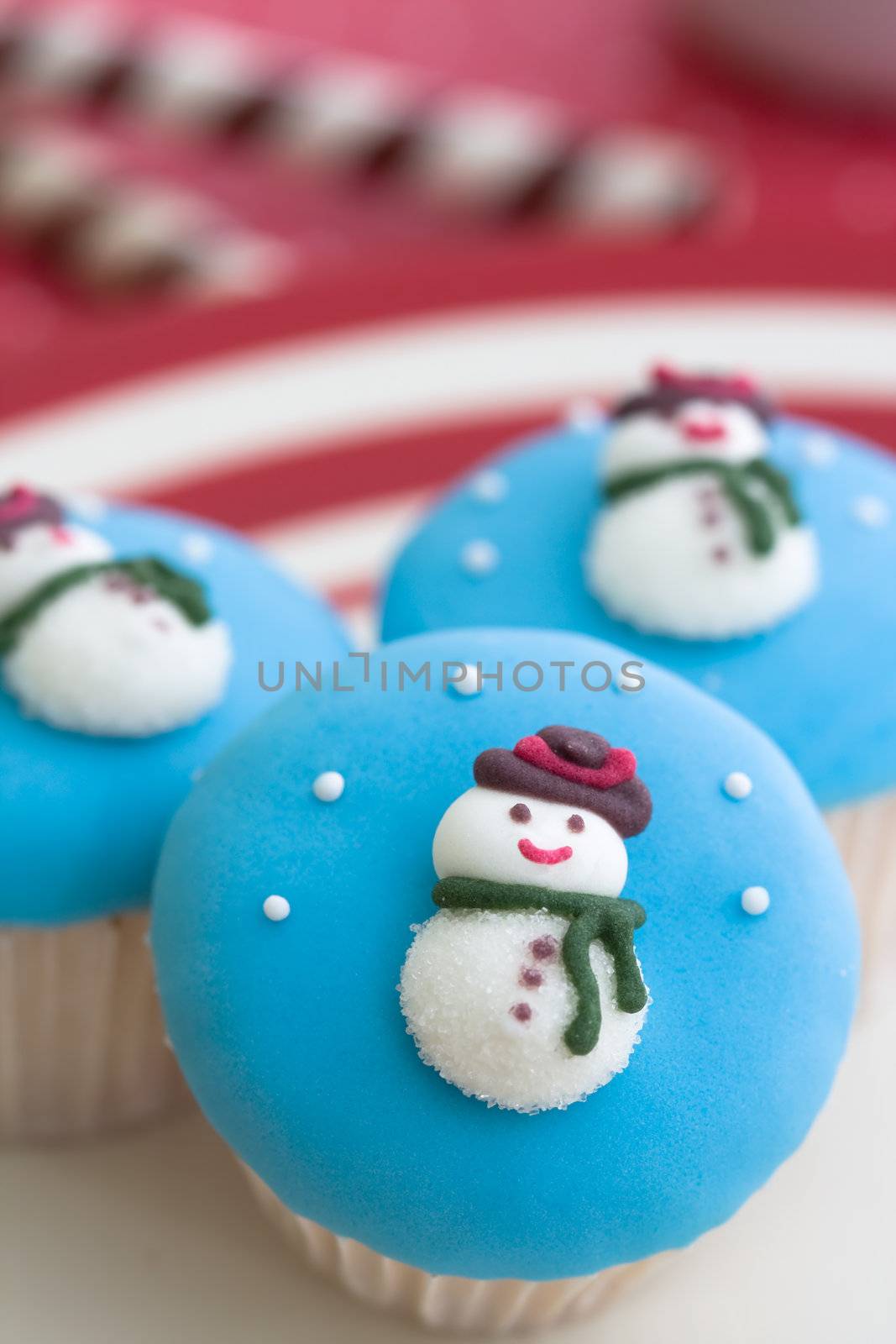 Snowmen cupcakes by RuthBlack