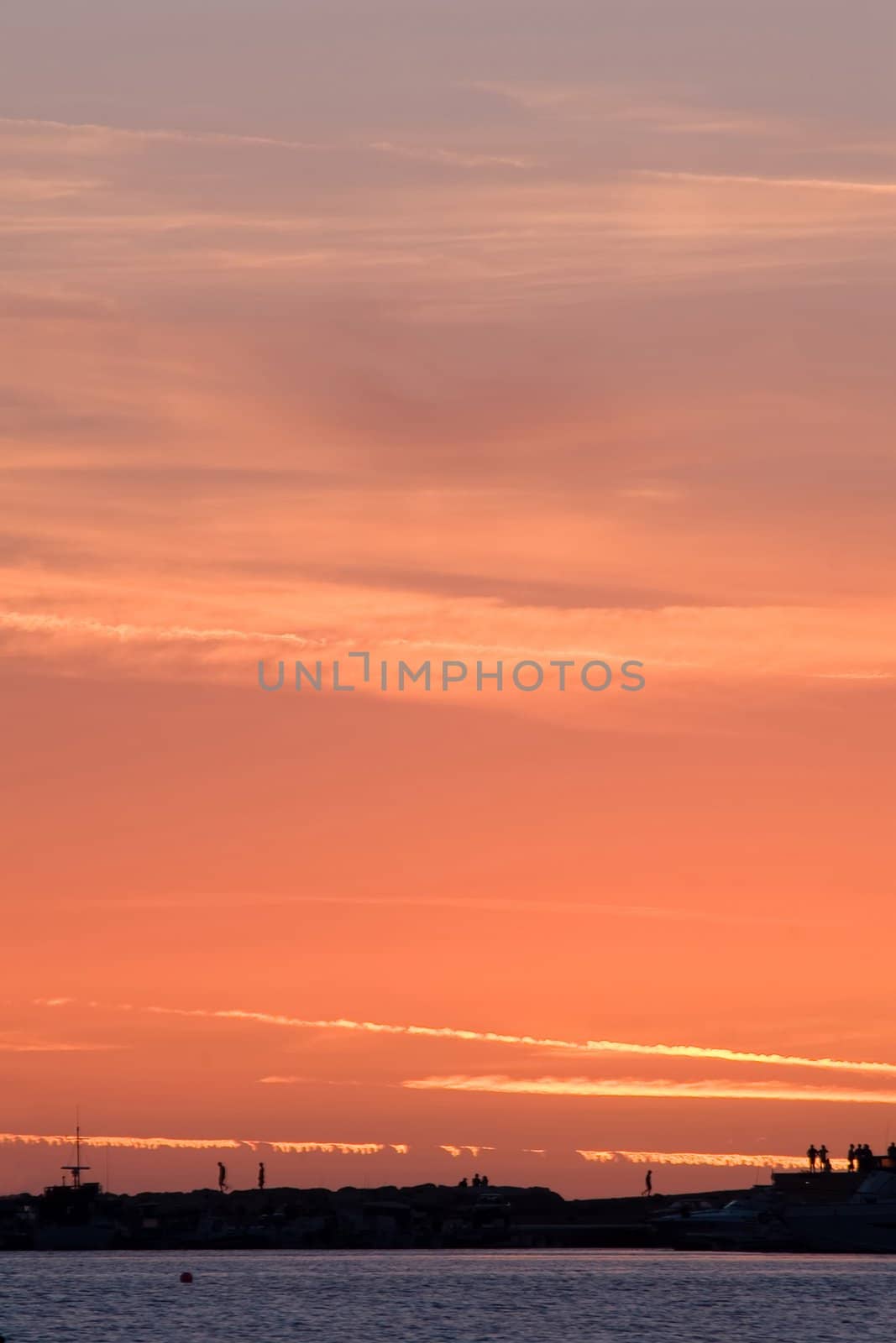 Red sunset at the seaside by lilsla