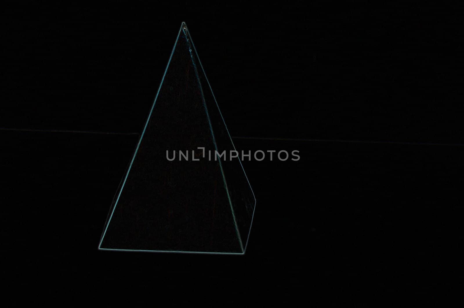 Foto creativa de una piramide en la oscuridad, hechda foto con una Nikon D40