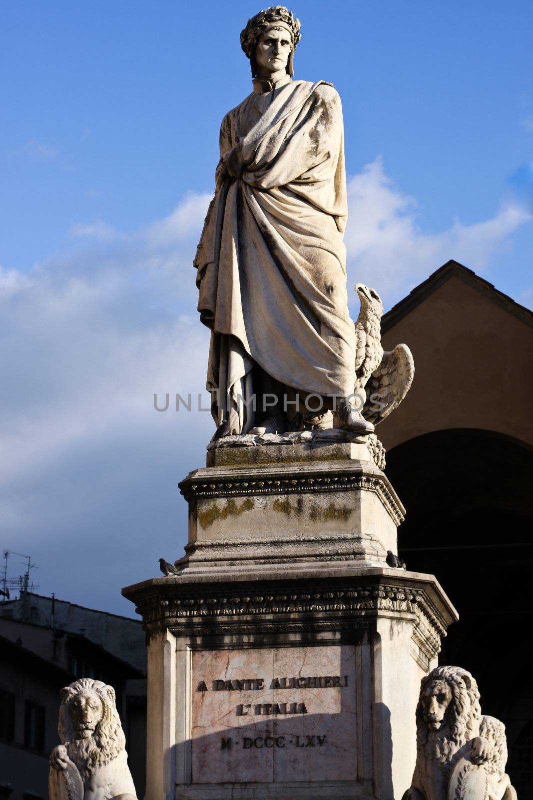 Statue of dante alighieri in florence italy. 