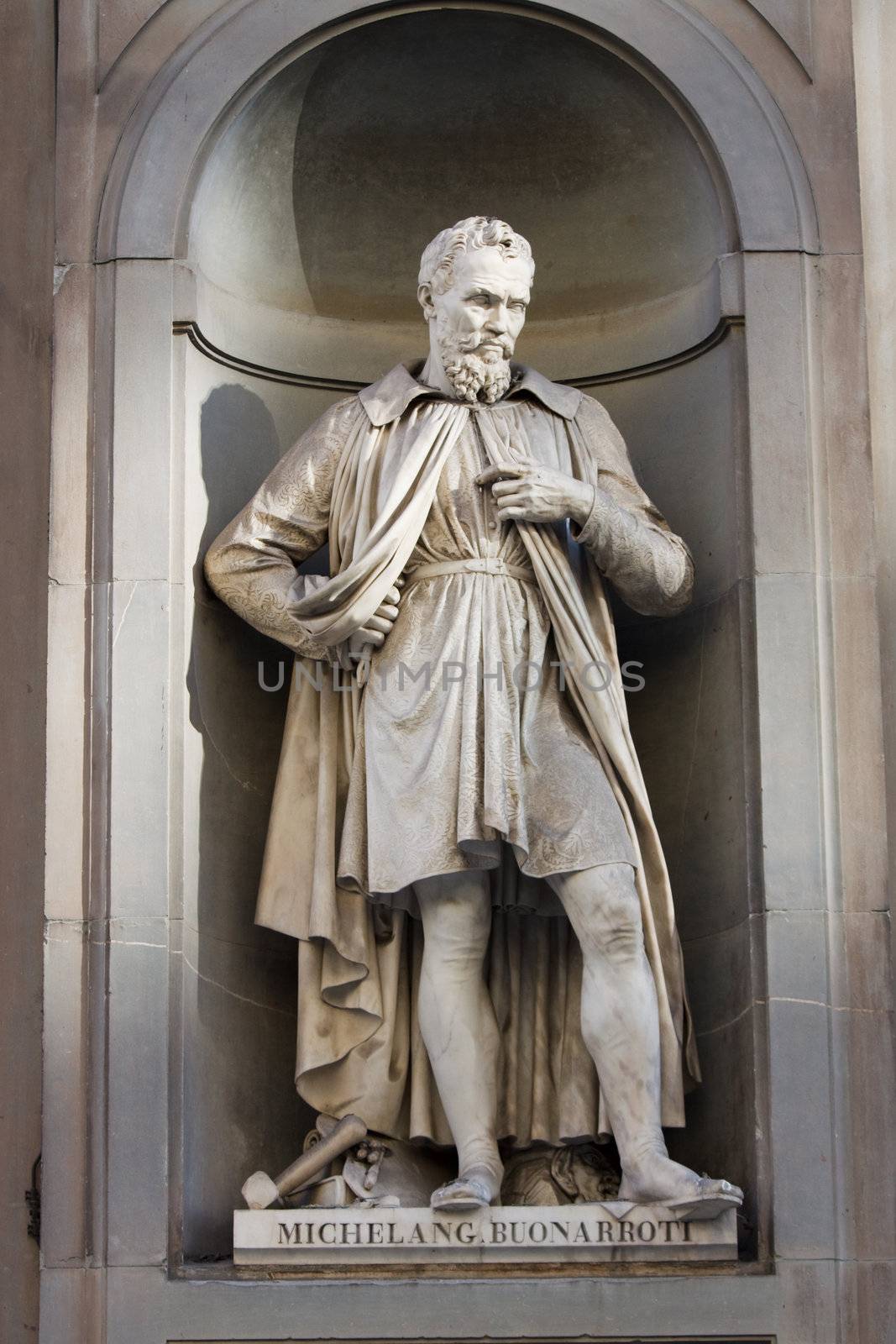 Michelangelo Buonarroti statue 