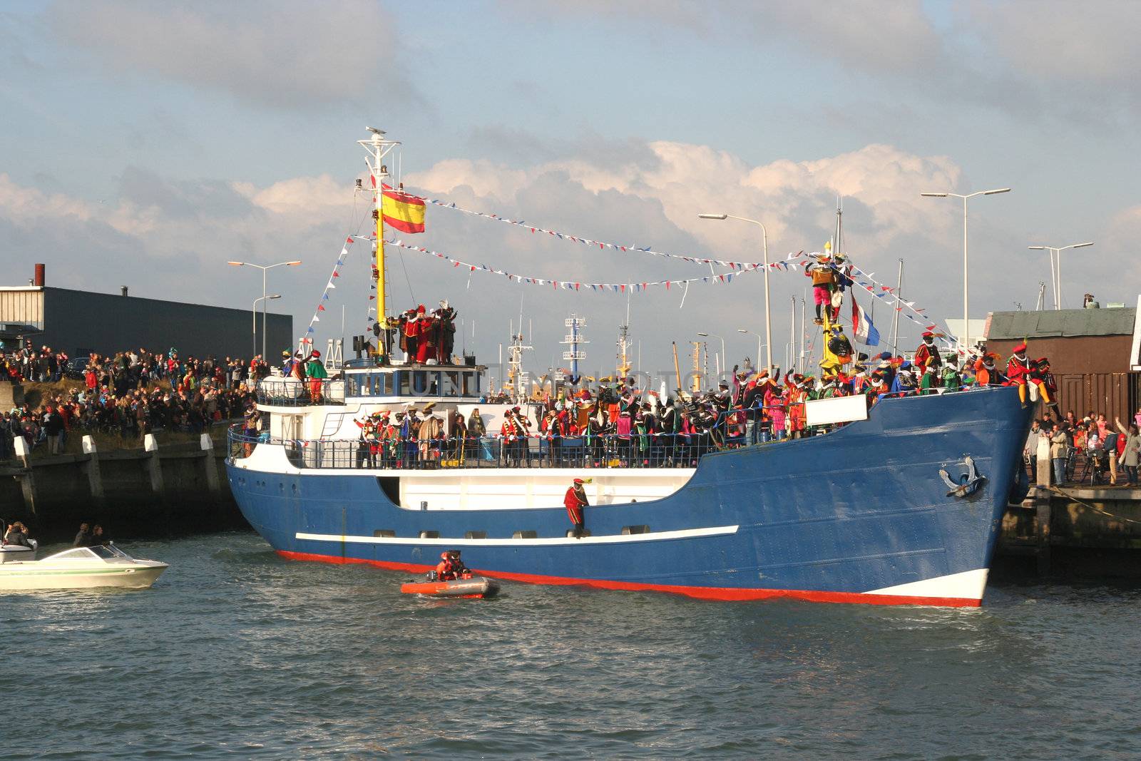Santa Claus arrives in Holland by boat