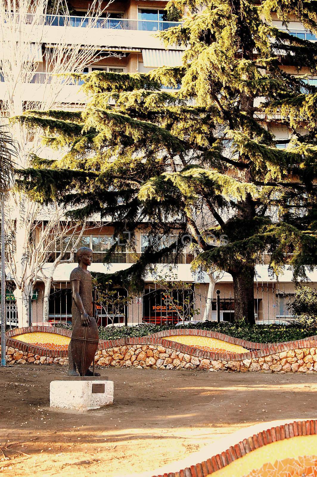 escultura dedicada a san jordi en un parque