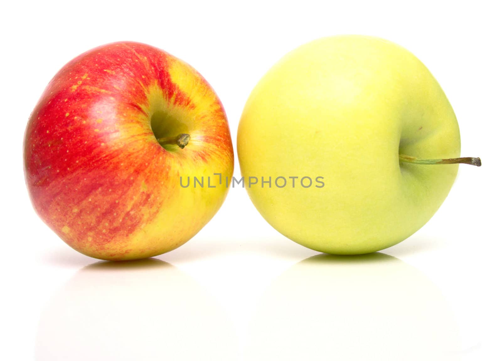 Red and yellow apples. Shallow DOF. Focus on a red apple.