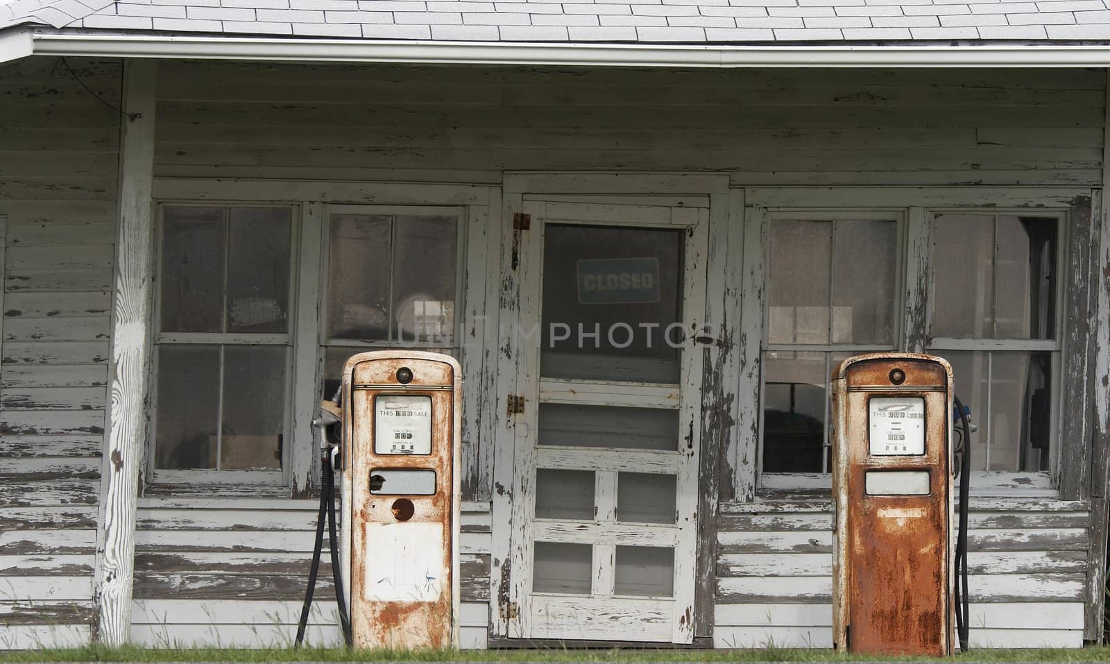 a picture of an old gas station