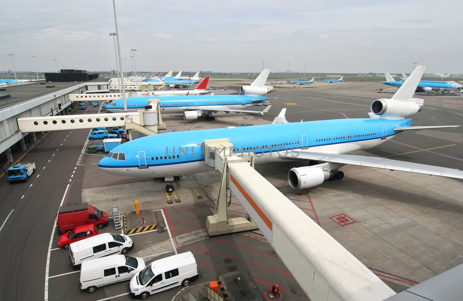 Airplanes and passenger gateways at the airport