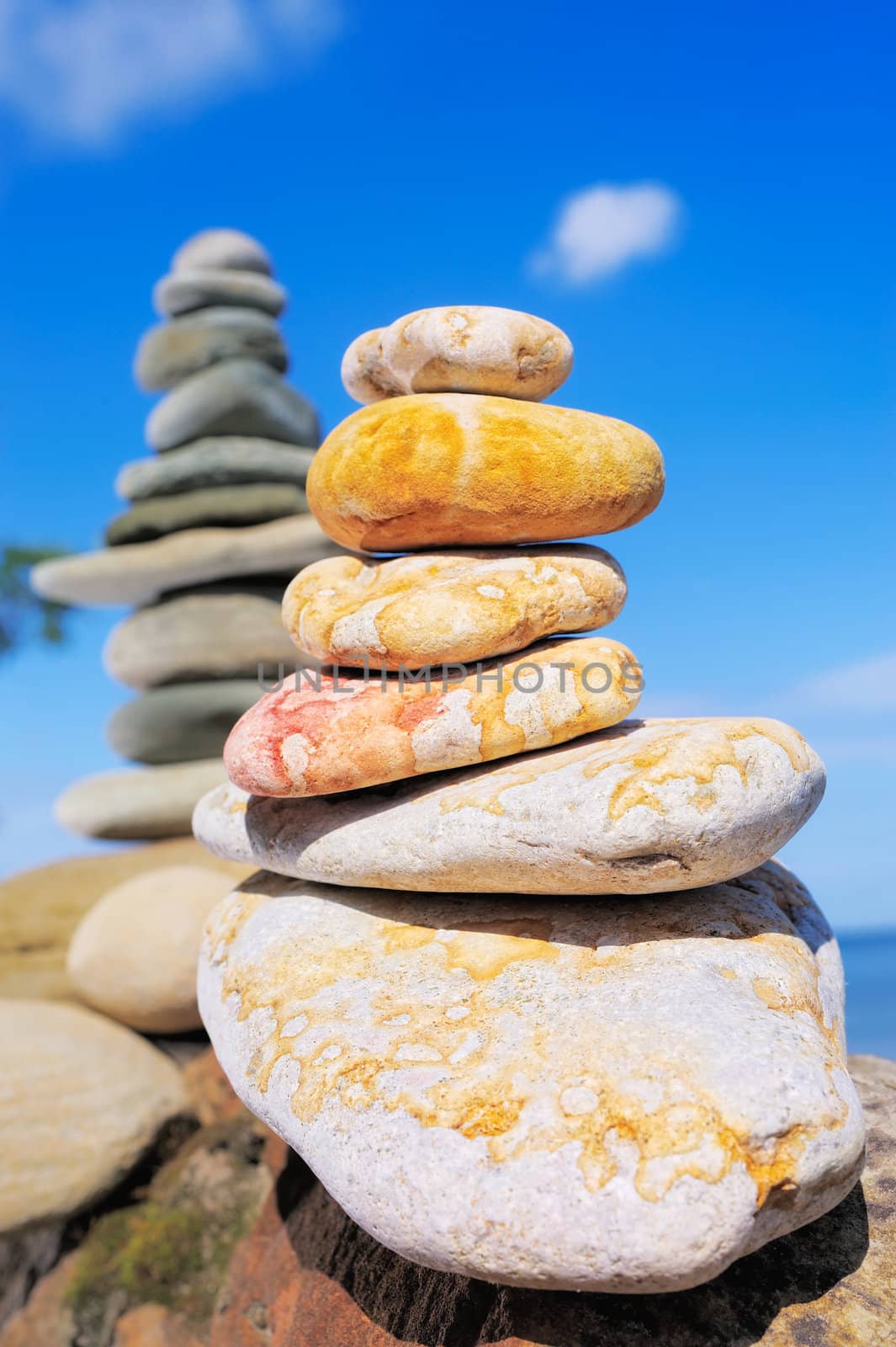 Two stacks of pebbles of different colors on the coast