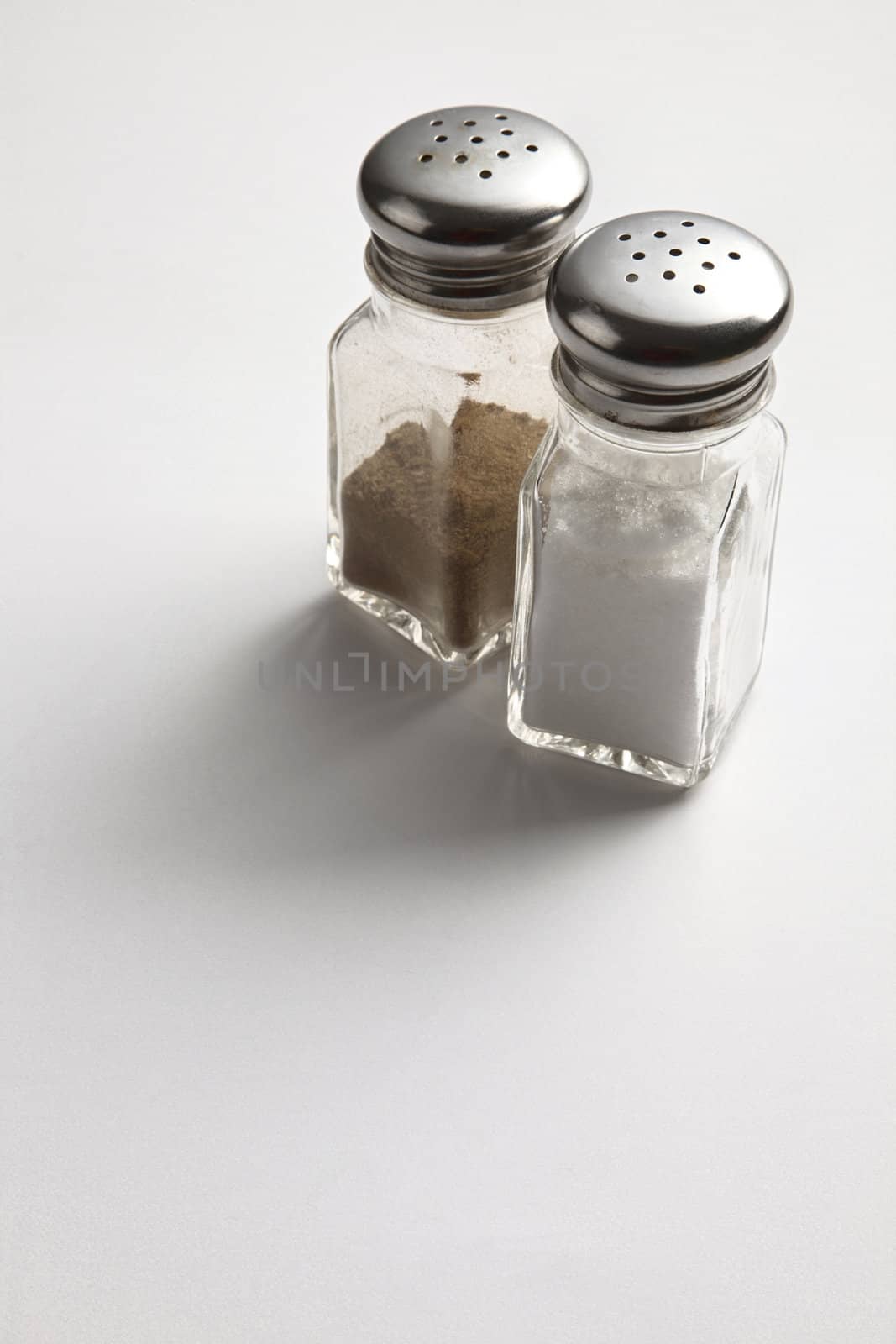 pepper and salt shaker by eskaylim