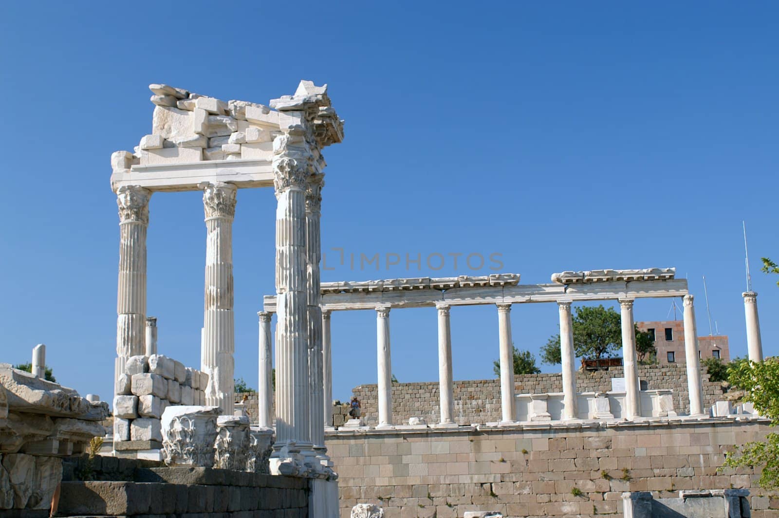 pergamon column3 by Arkadiusz
