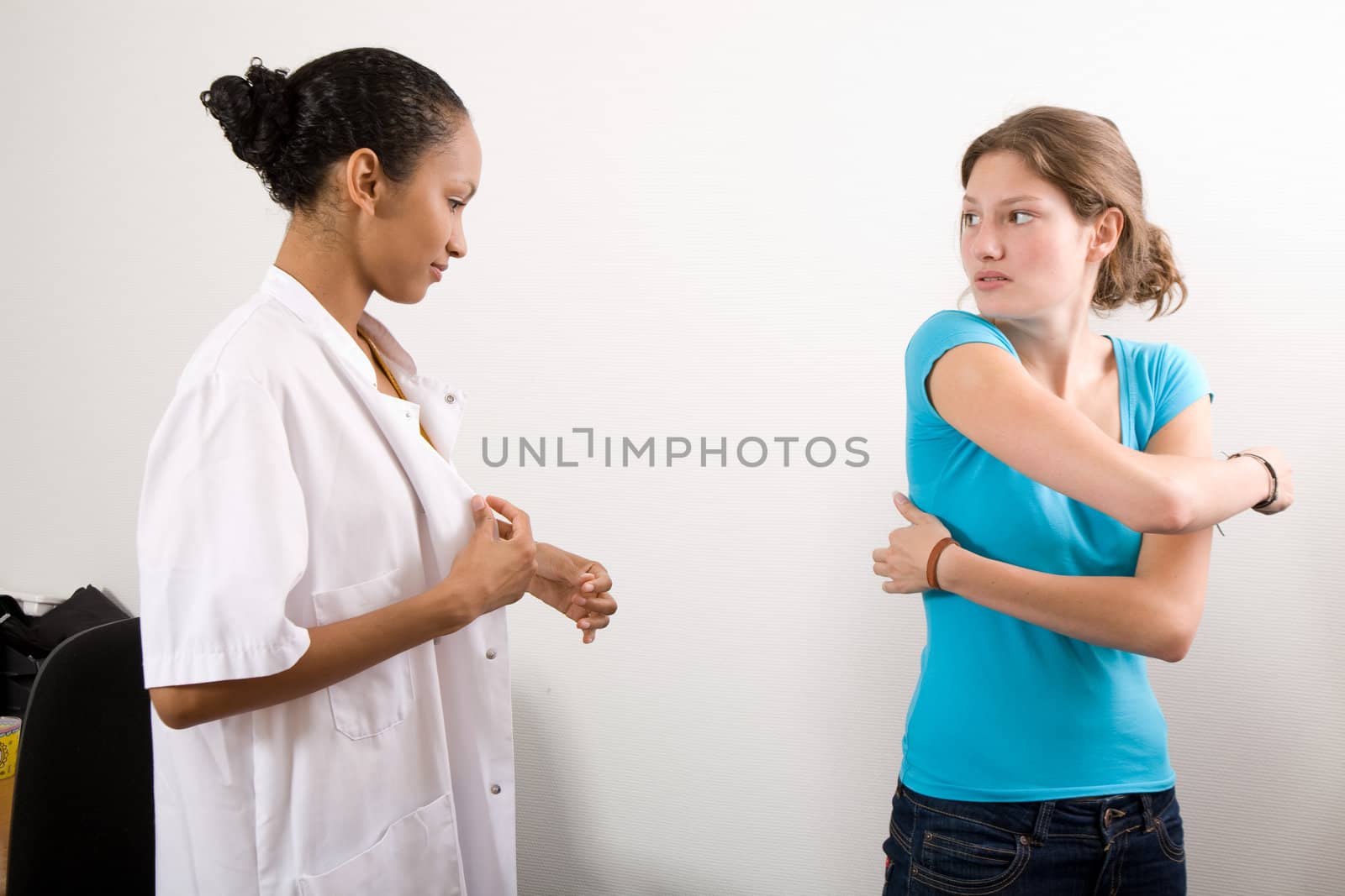 Patient pointing out to the doctor where she is hurting