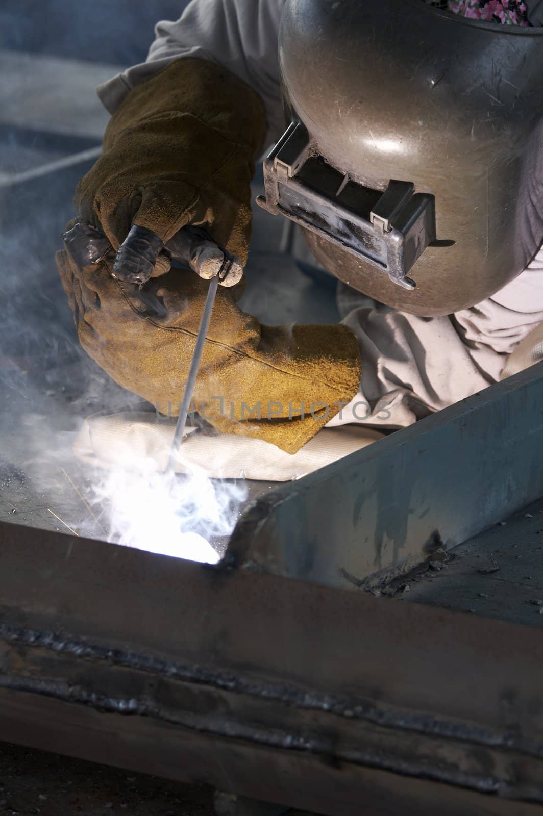 welding worker by gjdisplay