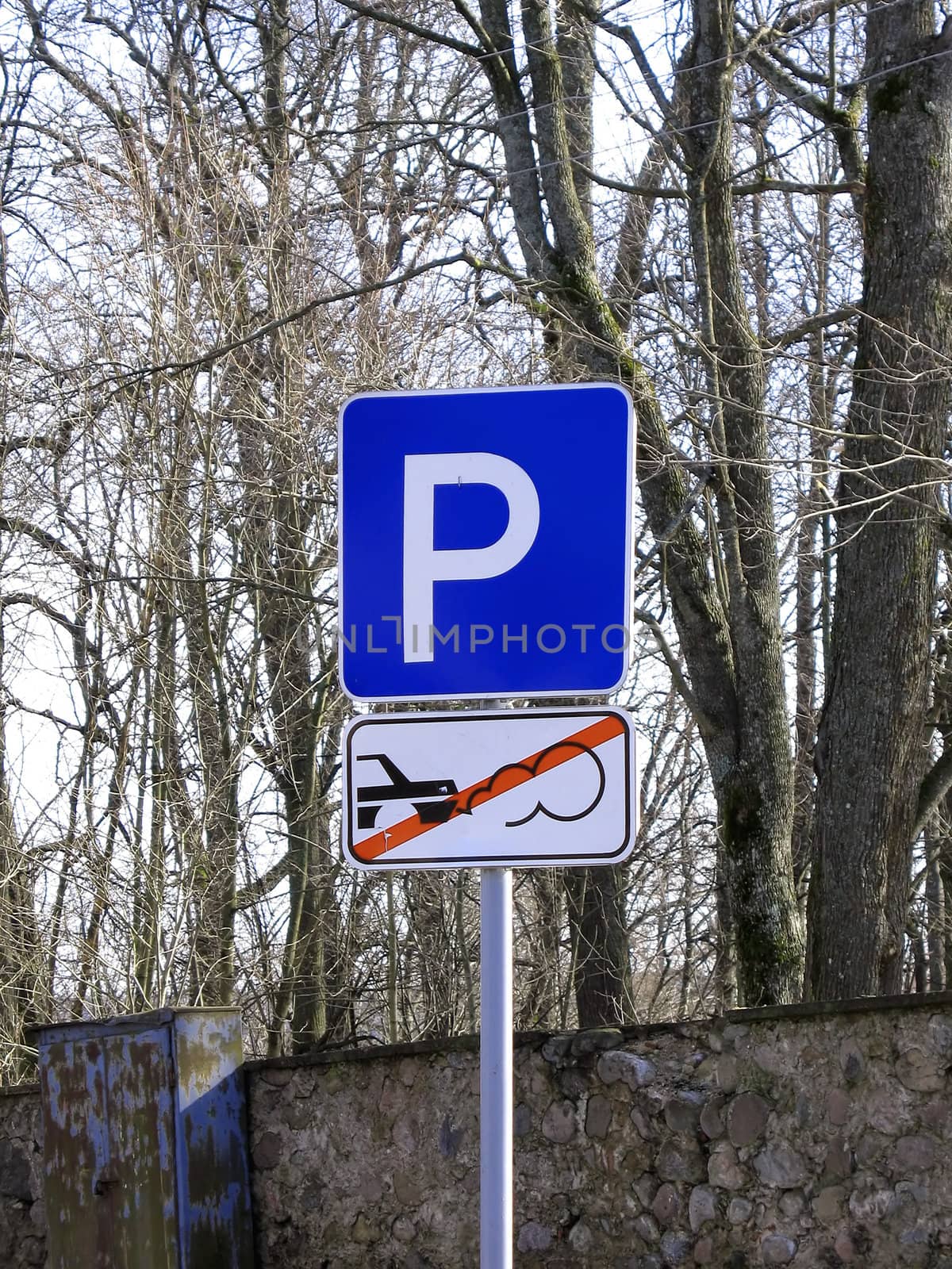 A Parking sign in a park. Stop engine!