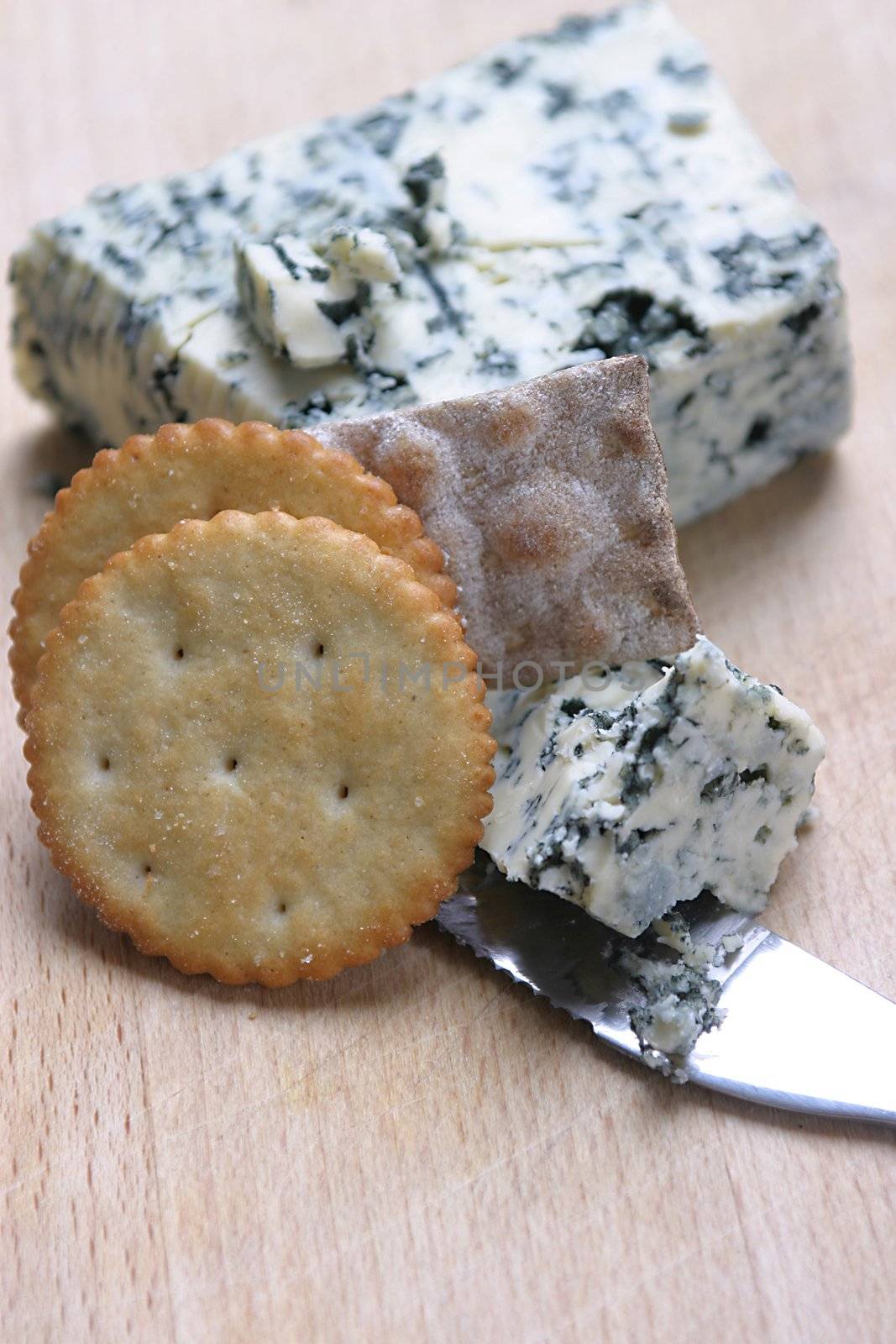 Blue cheese and crackers by litleskare
