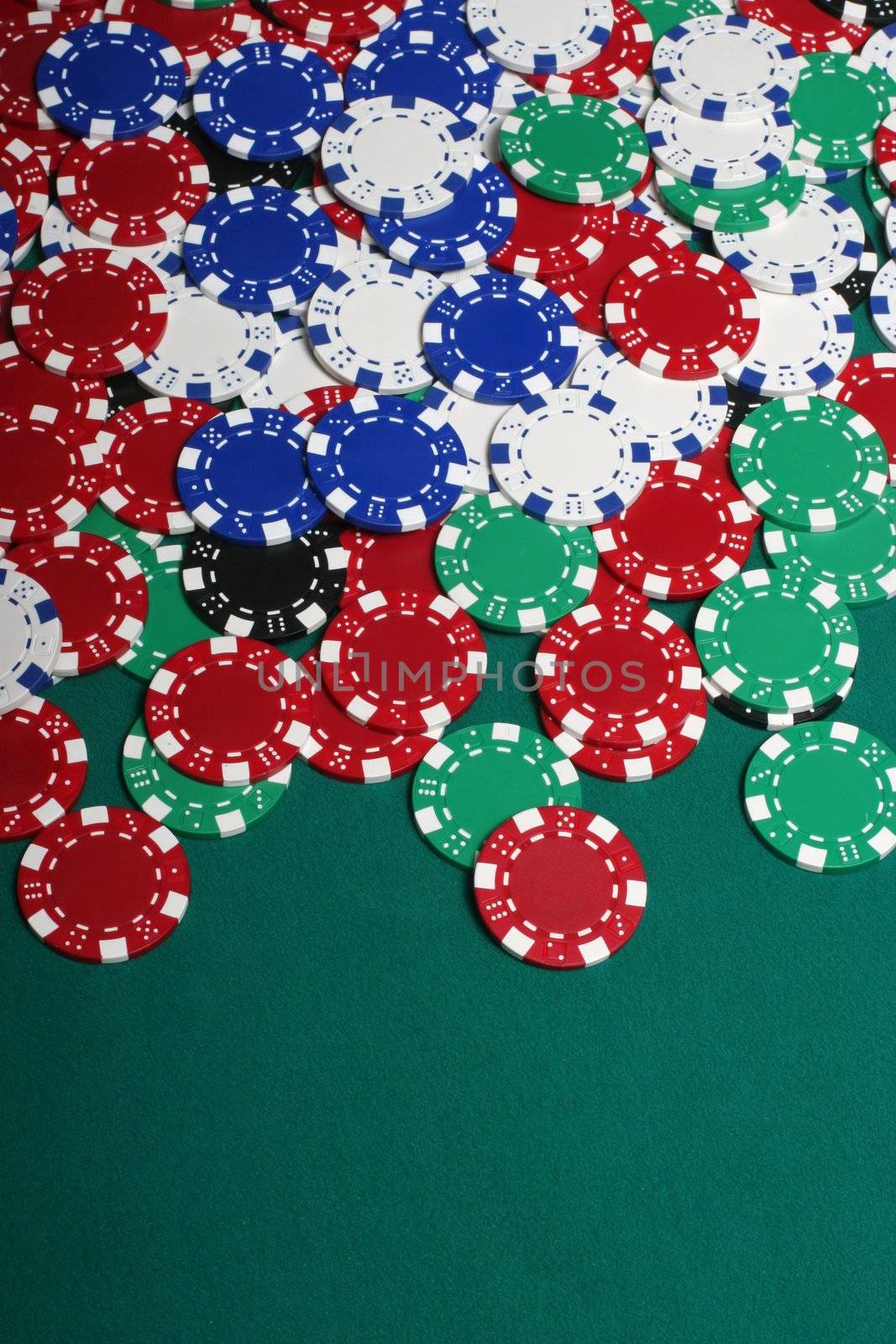 Large poker pot on a professional green felt pokertable