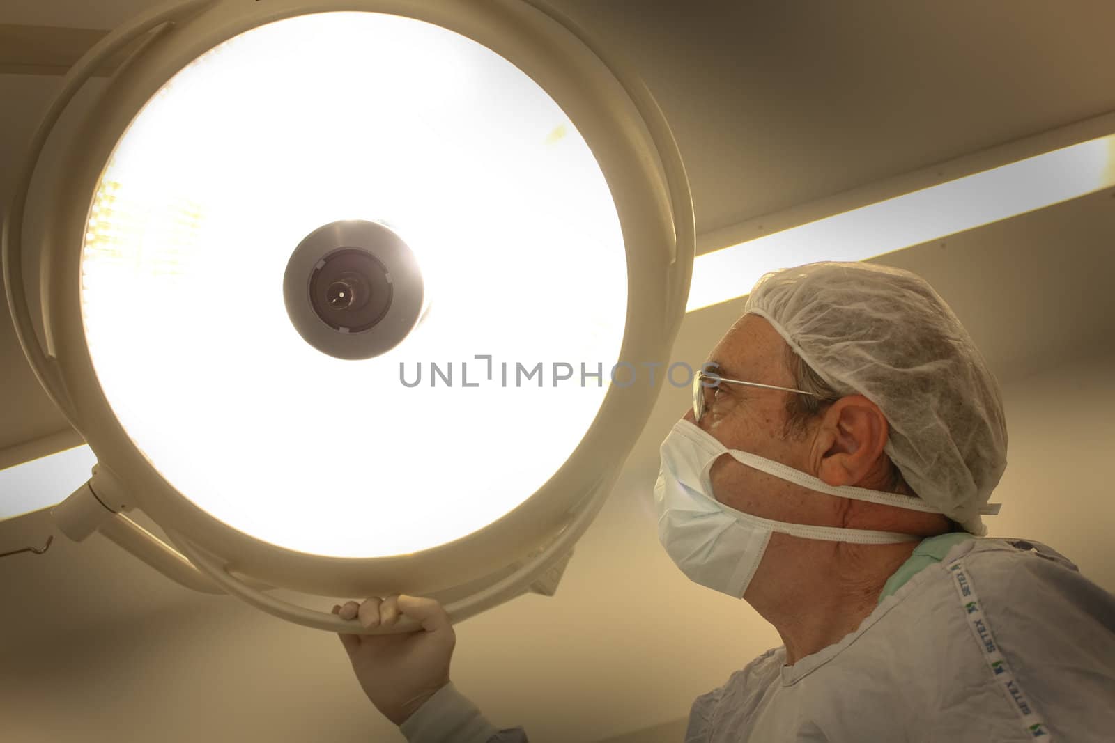 Surgeon moving the surgical reflector by Erdosain