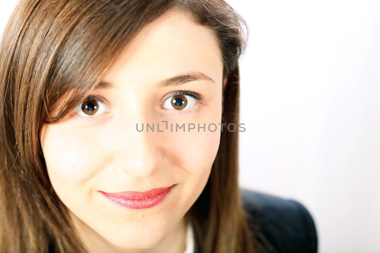 Portrait einer jungen Frau mit roten Lippen - Nahaufnahme  und Textfreiraum