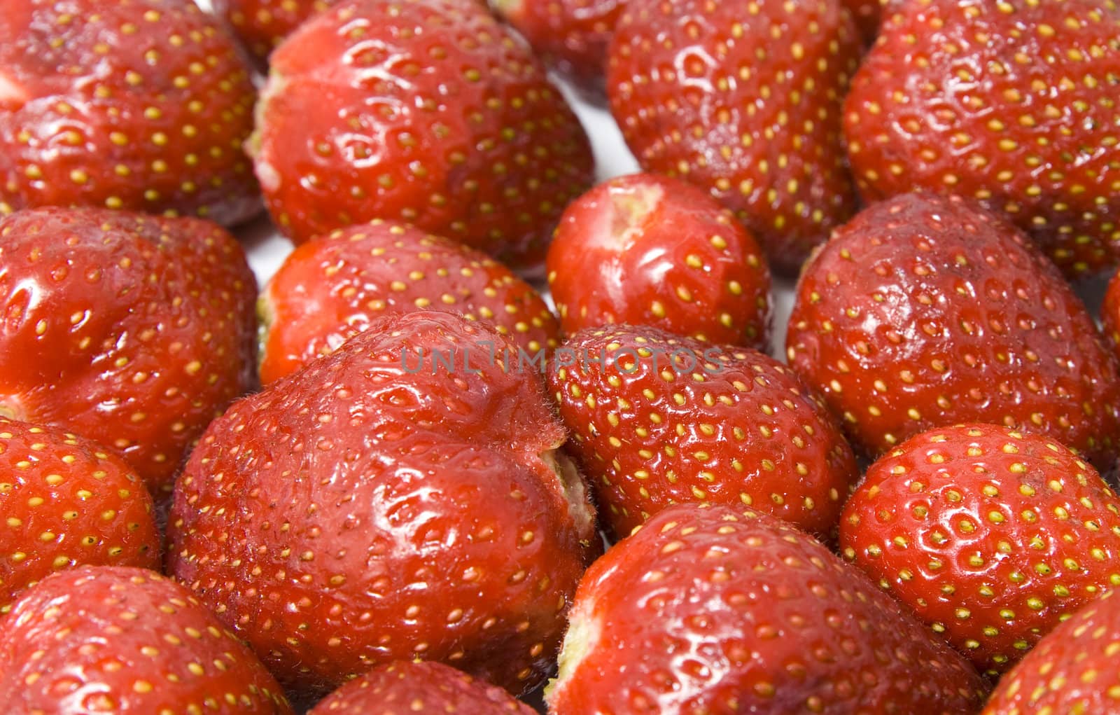 strawberries by Saksoni