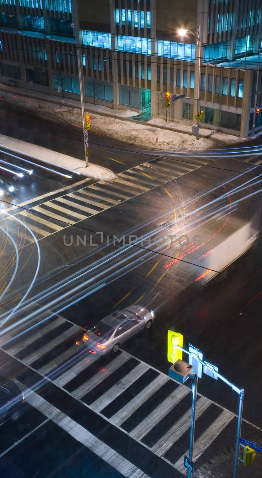 Cityview of an intersection at night