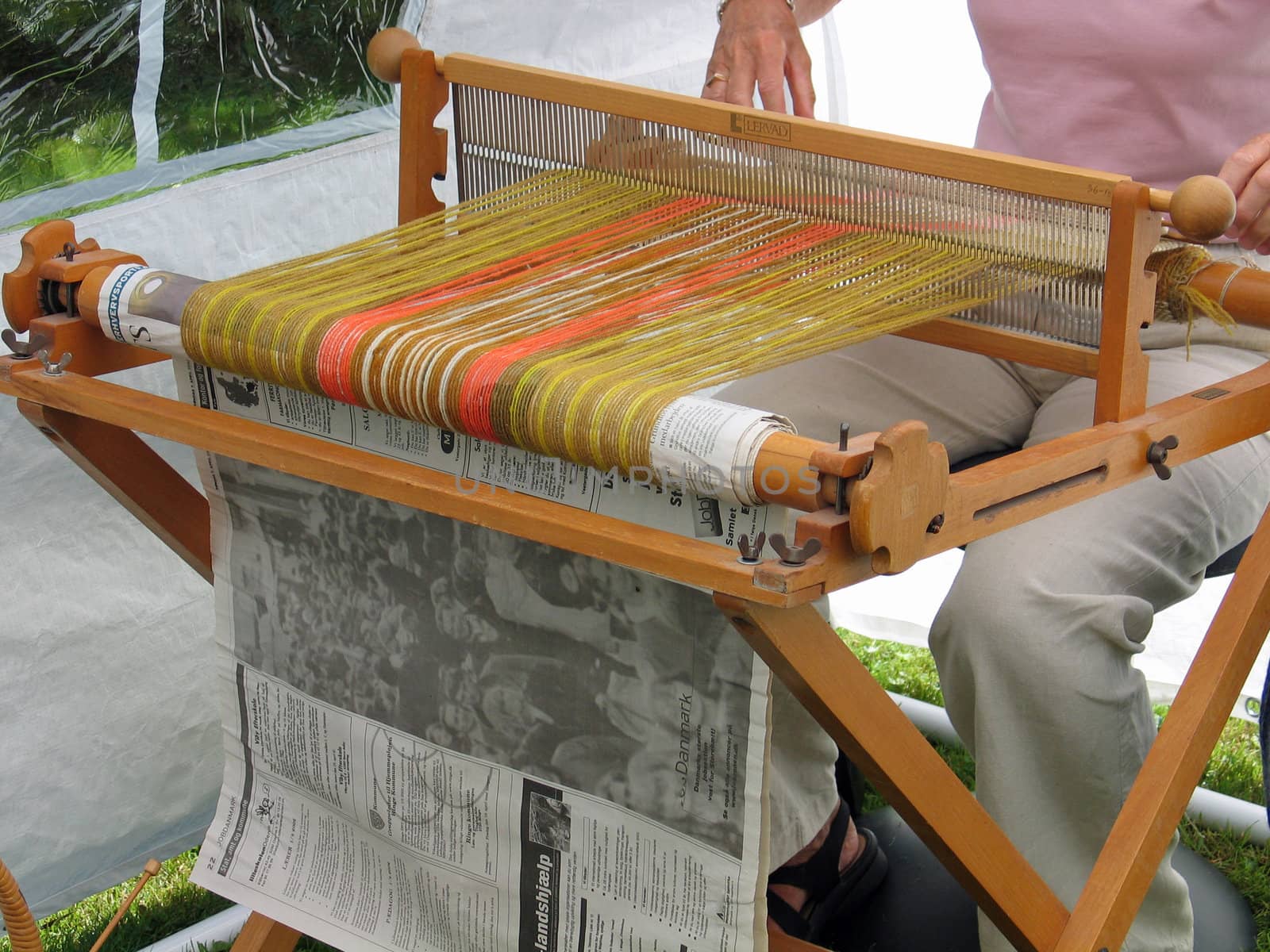 Weaving lamb wool with a traditional loom