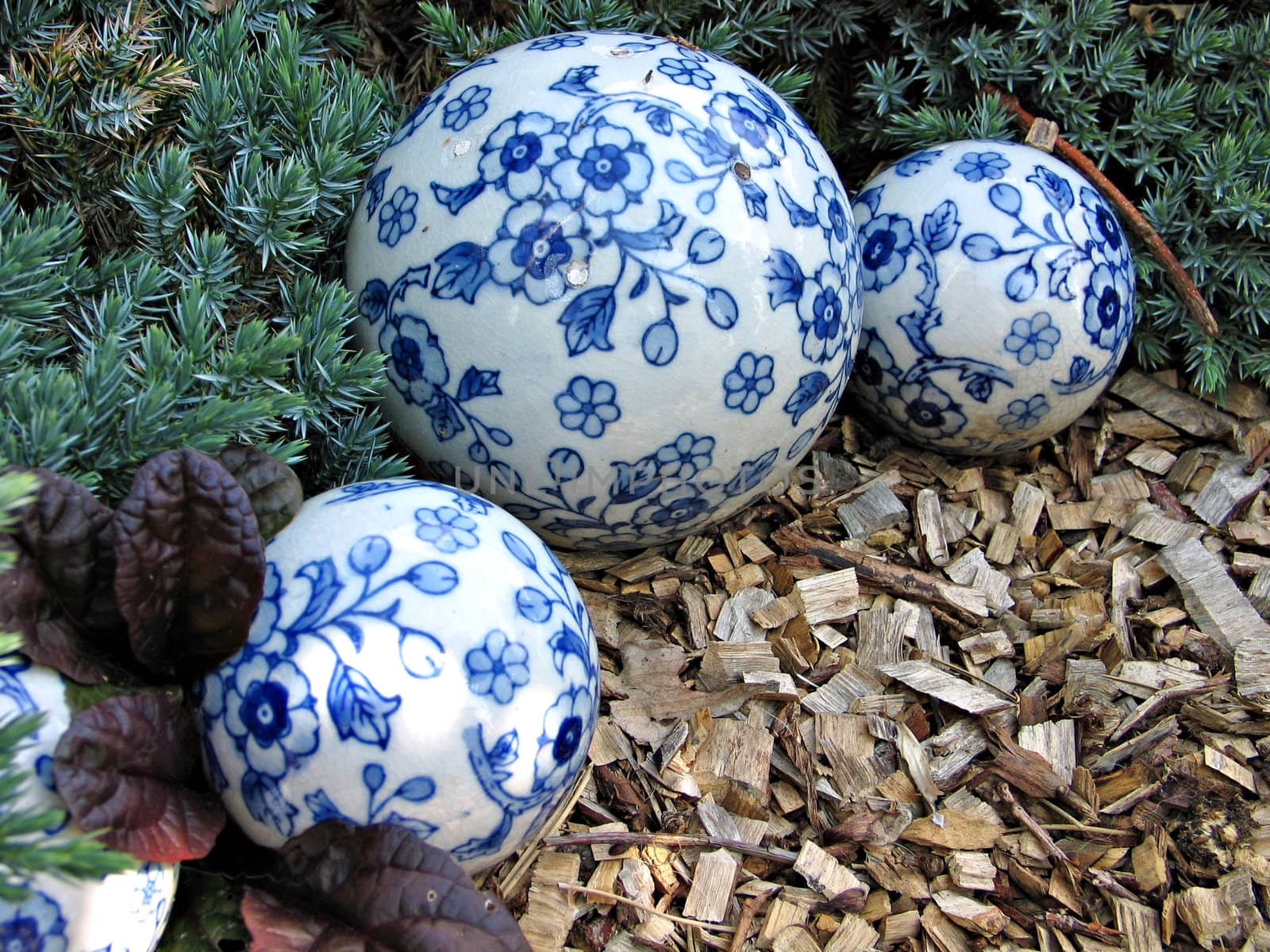 Decorative porcelain balls in blue and white for garden decoration