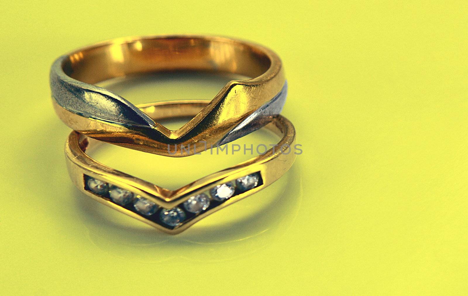 wedding rings over a green background