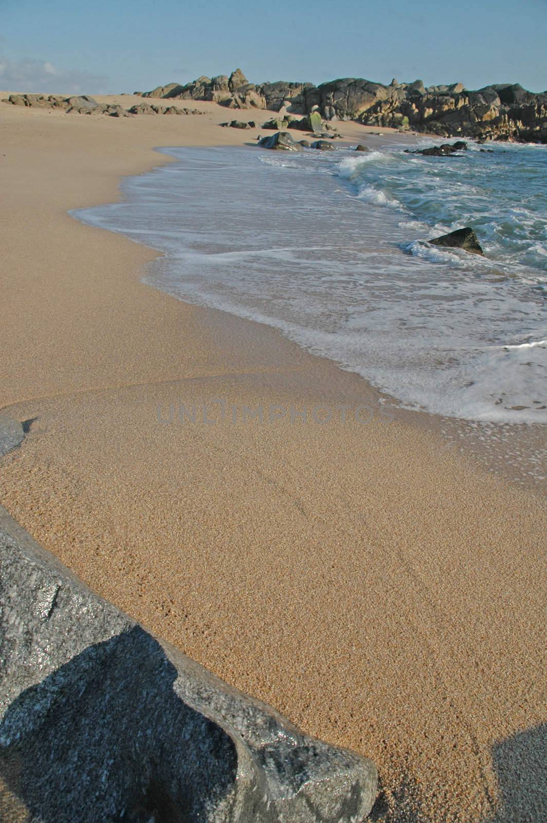 Footprints going over a sand dune by raalves