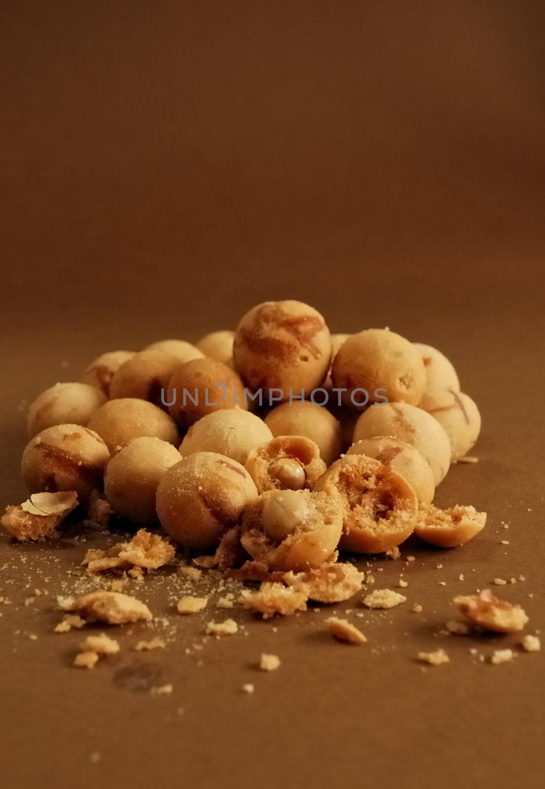 Whole and craced, japanese Kasugai peanuts. 