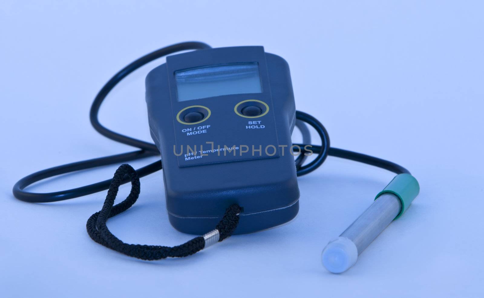 A device for measuring the pH and temperature.