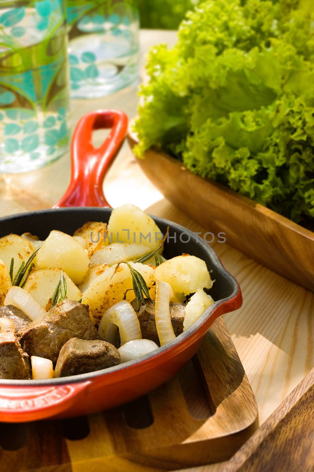 Potato with onion and meat by Gravicapa