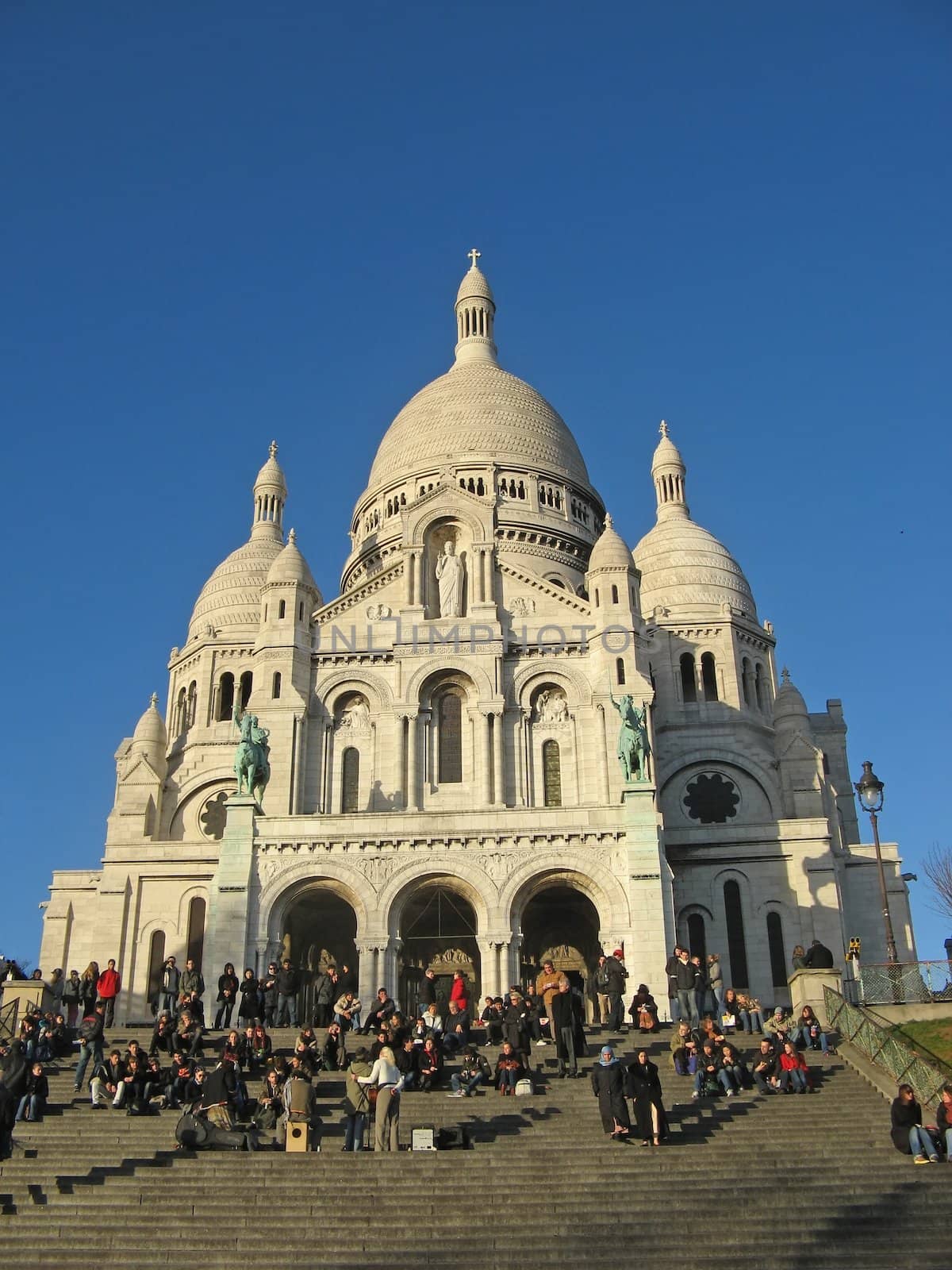 an image of the basilica of Sacre-Coeur in Paris