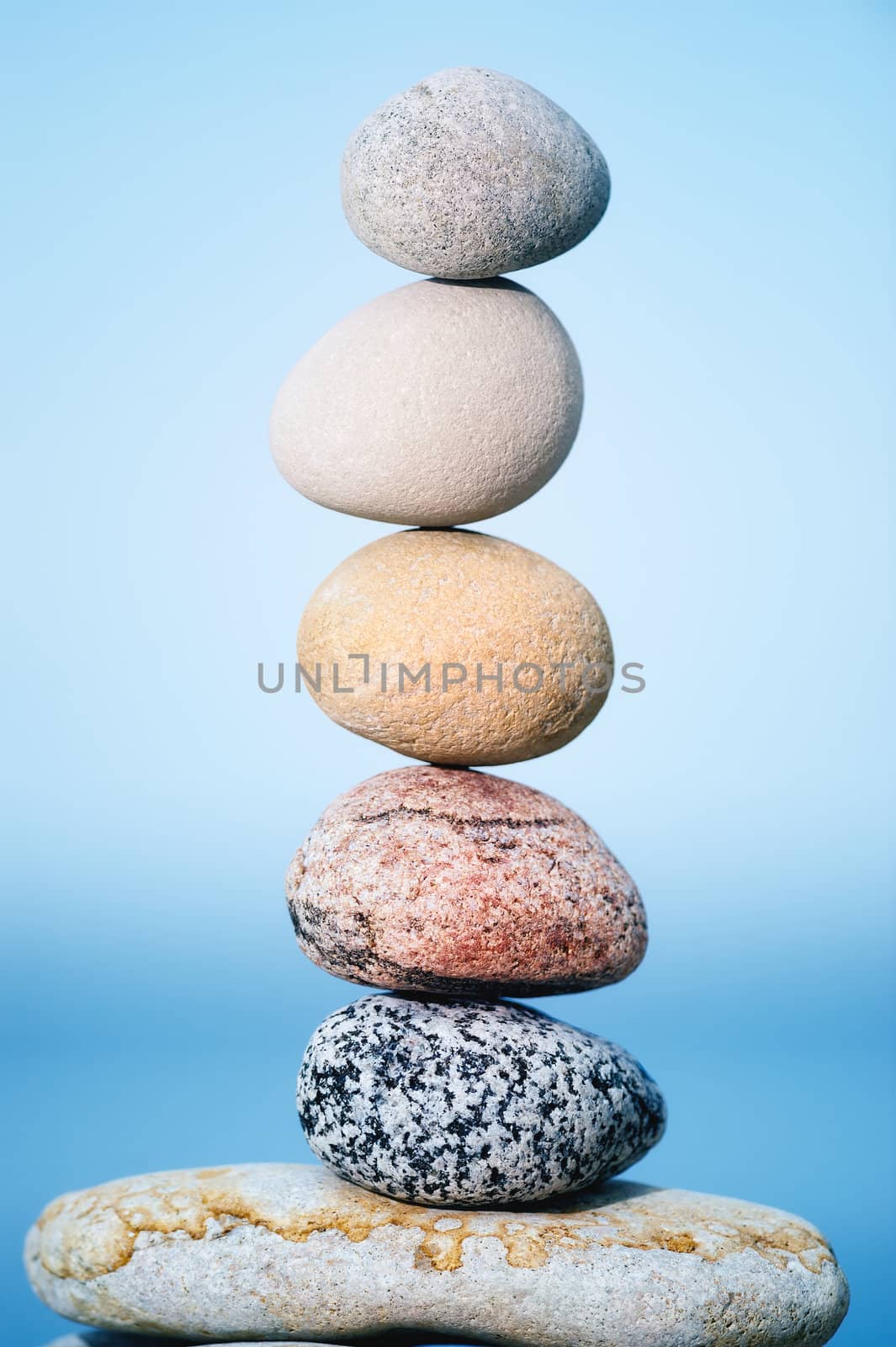 Round stones in balance are composed on each other