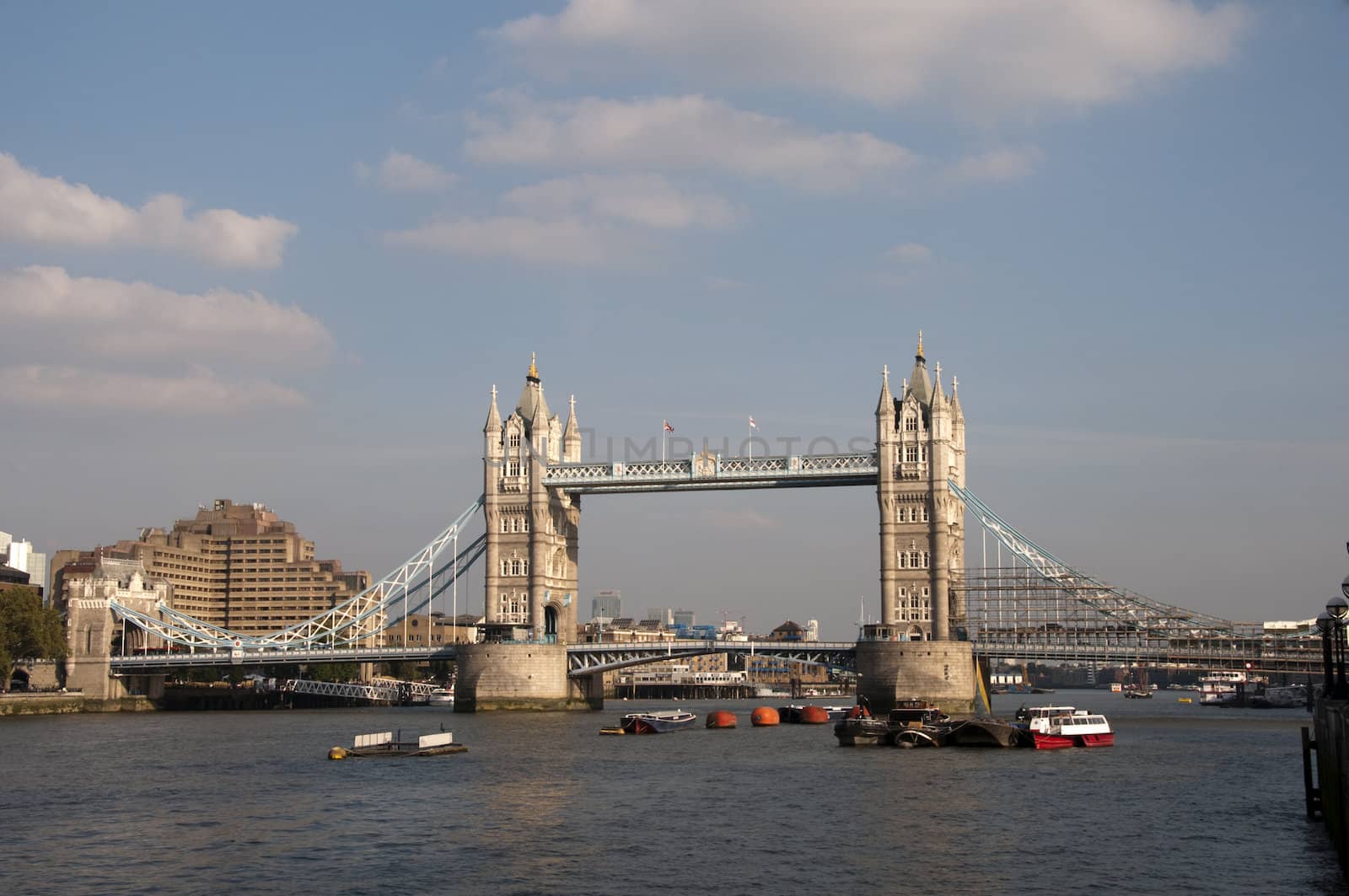 Tower bridge by mbtaichi