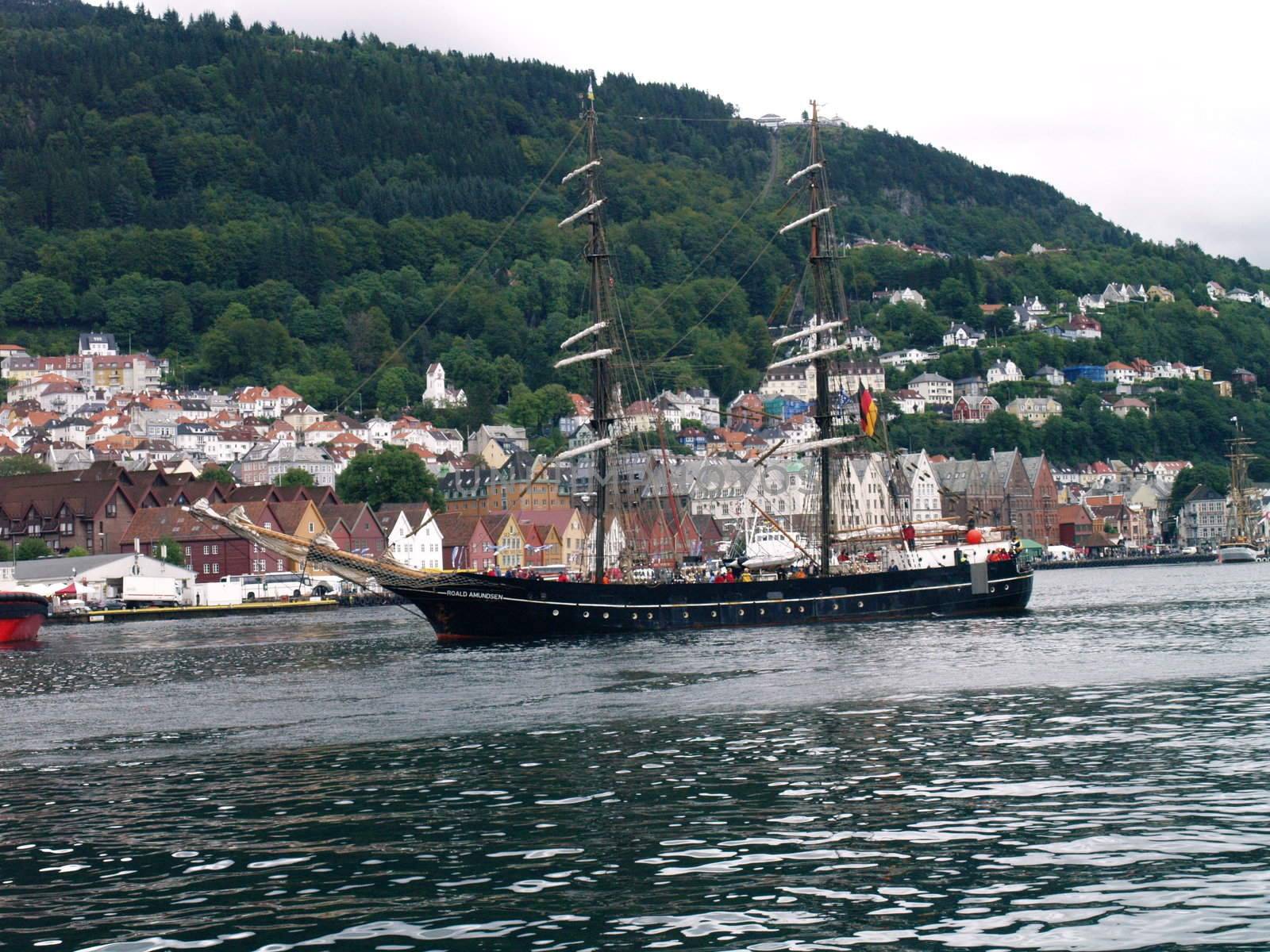 ship in Bergen by viviolsen