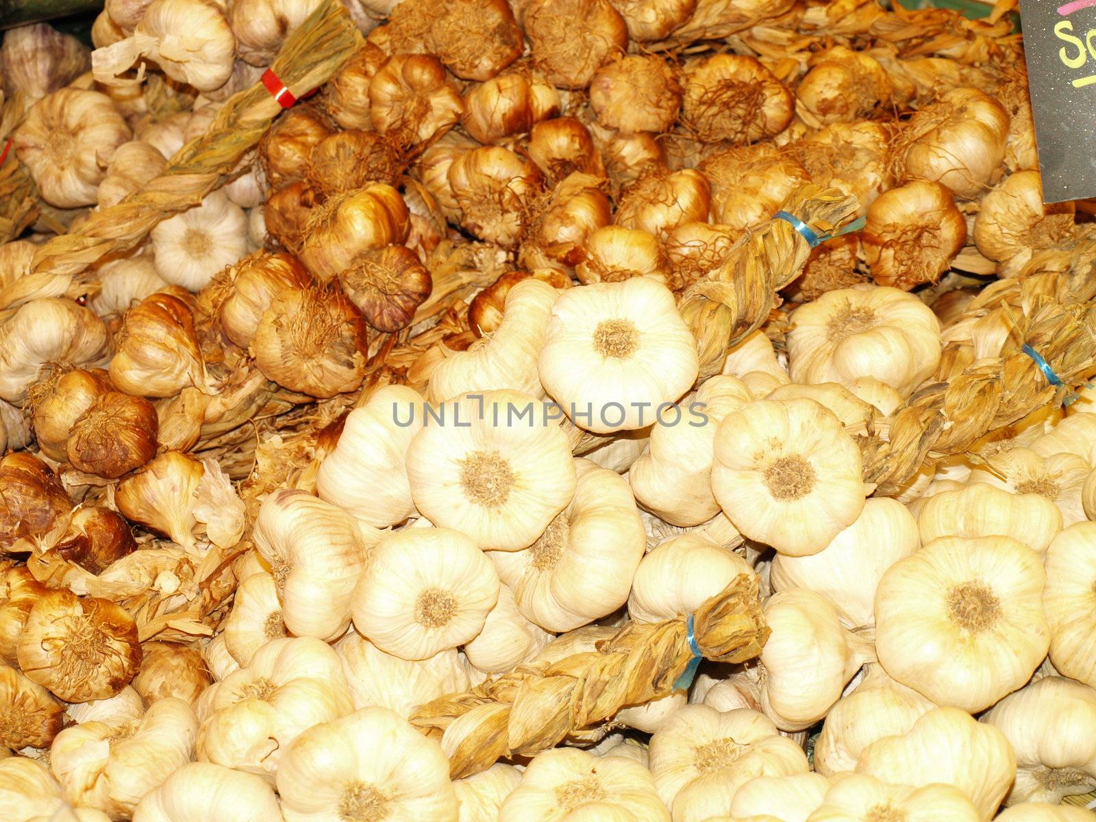 garlics on market