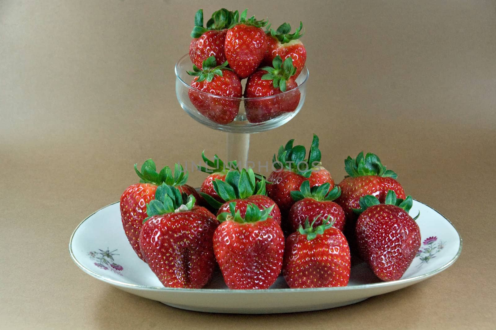 fresas en recipientes by higiniochaves