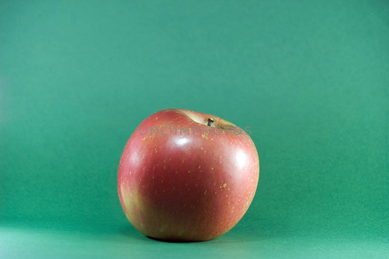 primer plano de una manzana aislada en fondo verde