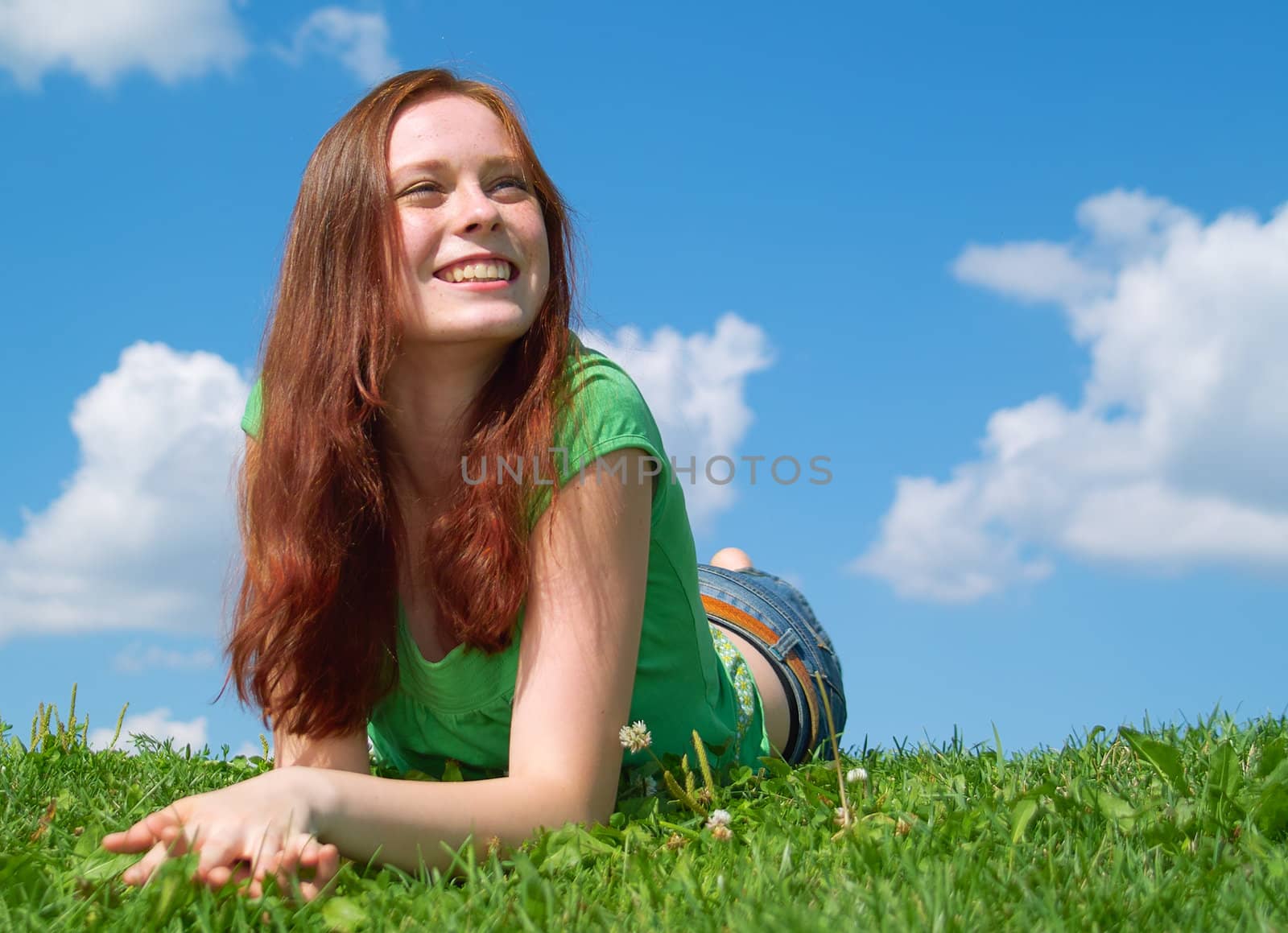 Beautiful lady relaxing in the park at th� summer day