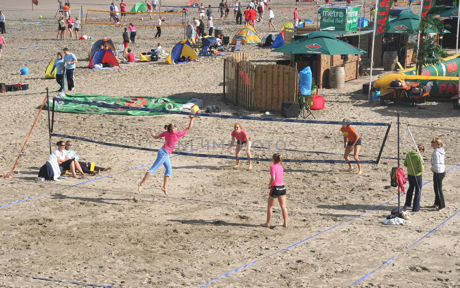 SCHEVENINGEN, HOLLAND - AUGUST 30, 2008: Players at the Dutch championship beach volleybal in Scheveningen on August 30, 2008

