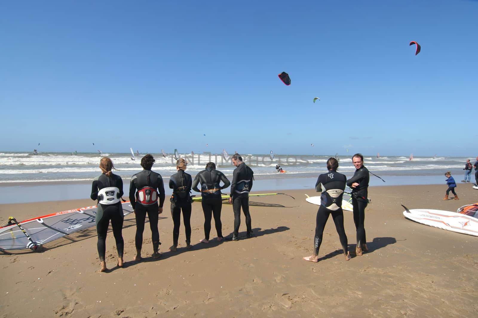 Scheveningen Surf Competition: Group of kite surfers watching the action