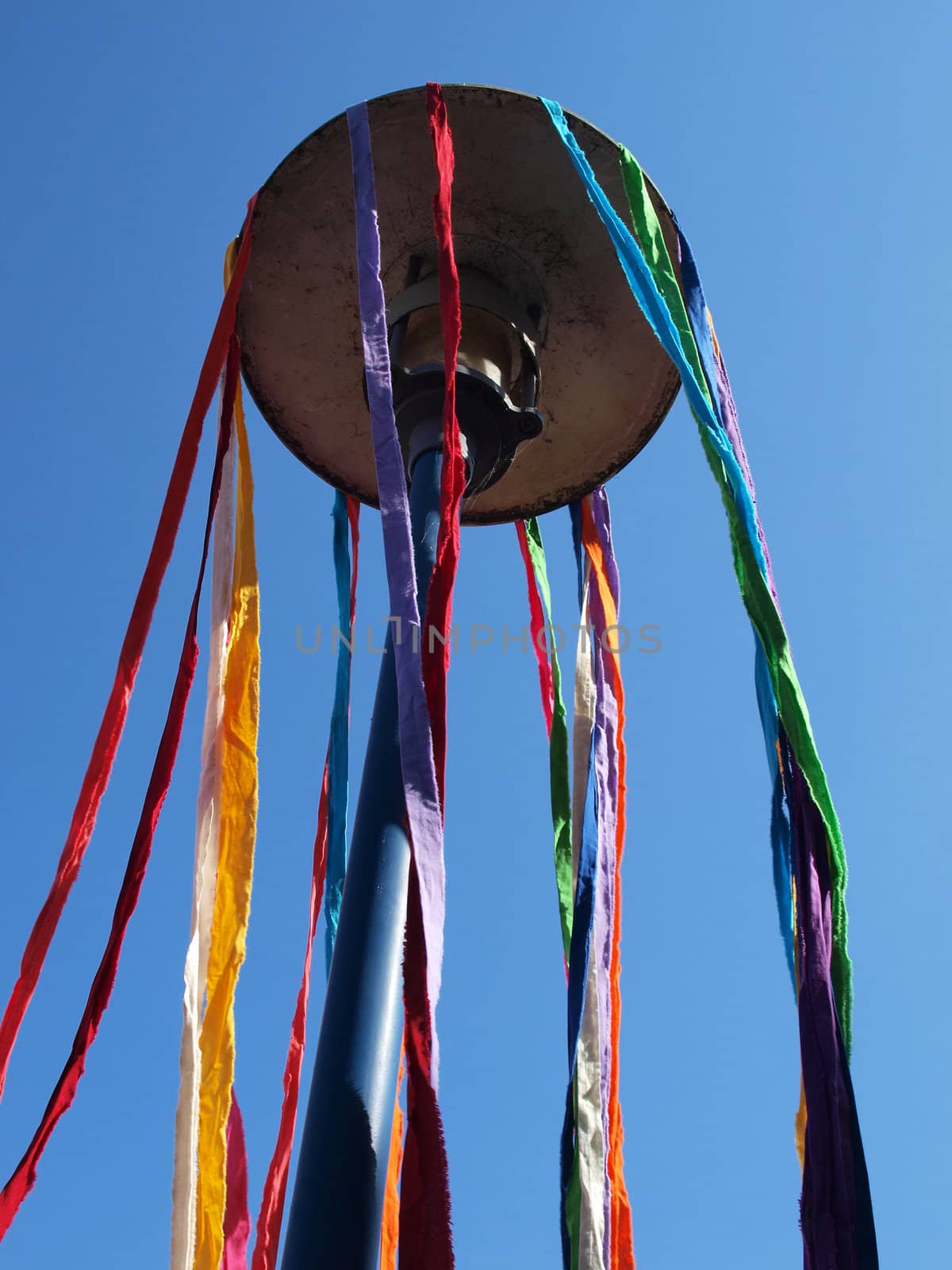 Decorated street lamp by Ronyzmbow