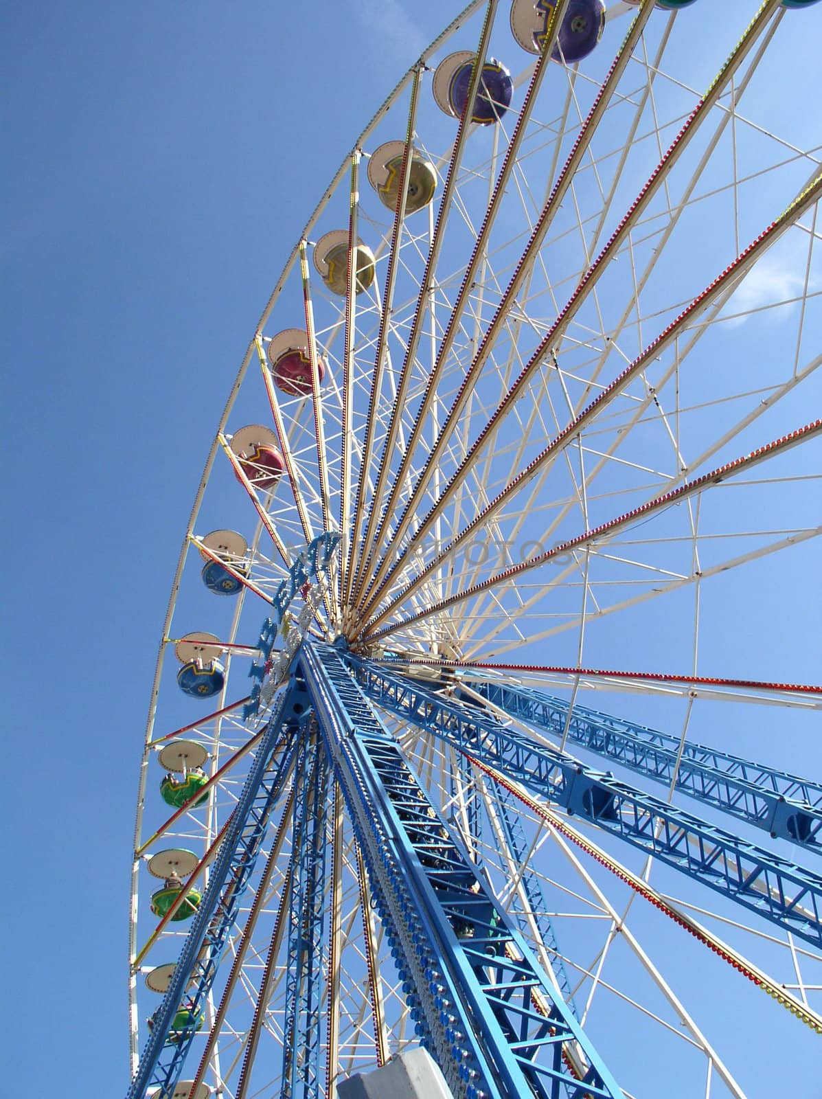 A large ferris wheel with blue sky

