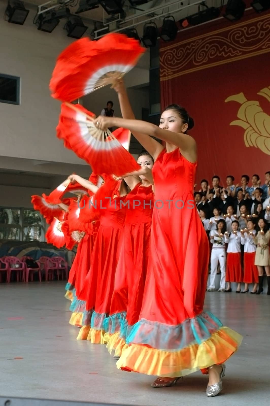 CHINA, SHENZHEN - DECEMBER 17, 2007: pretty Chinese girls dancing with fan.