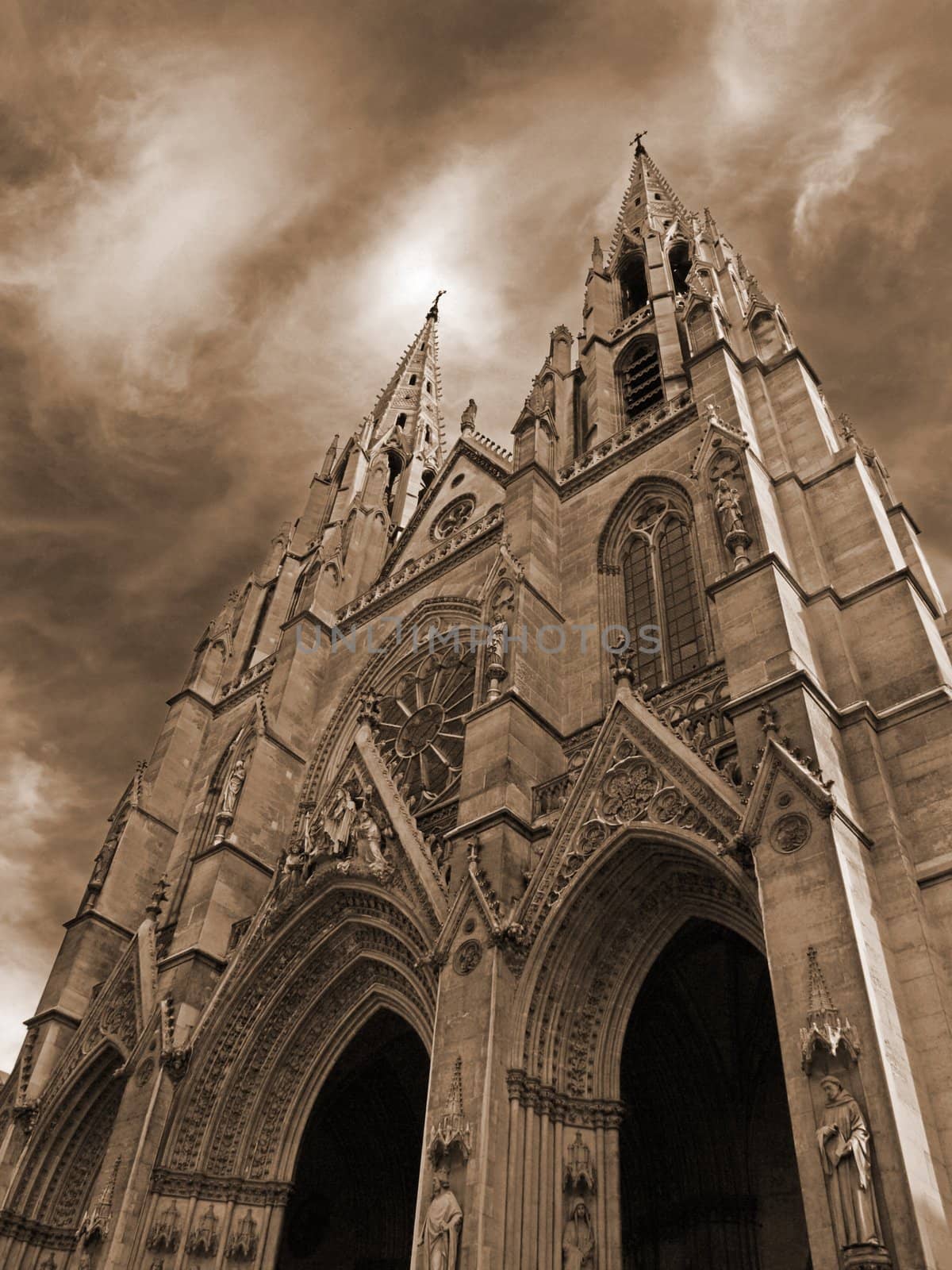 image of the frontage of the Sainte-Clotilde Basilica in Paris