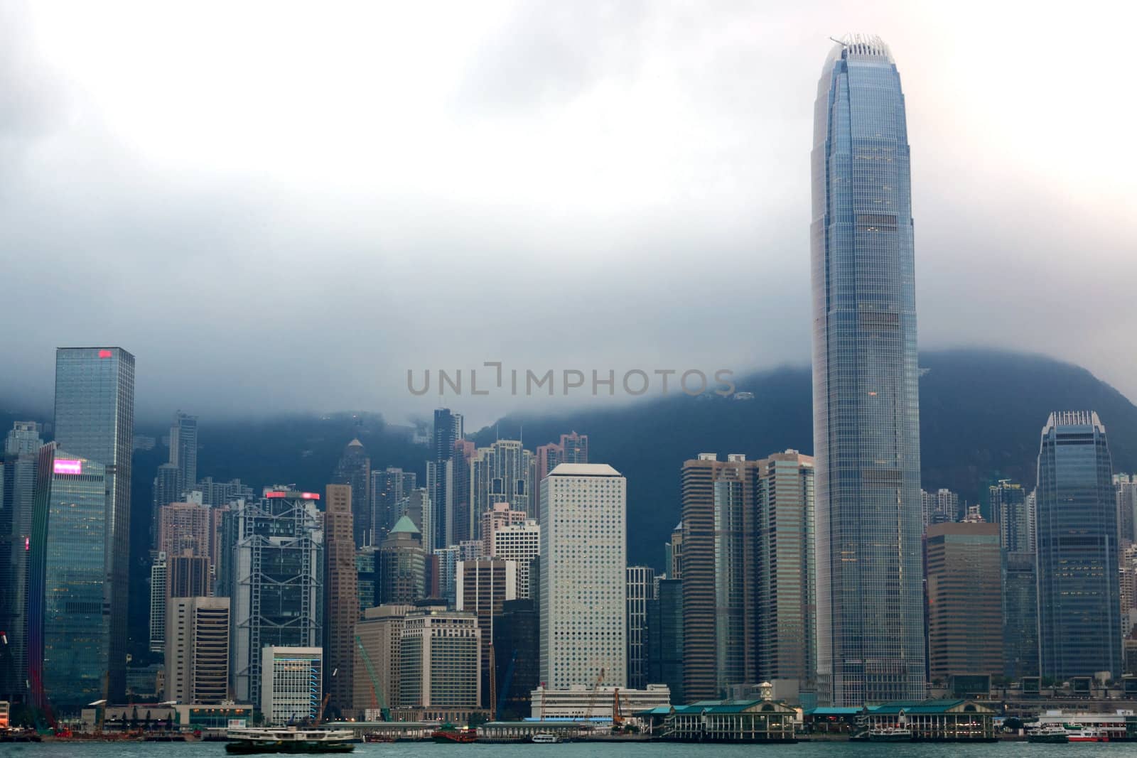 Hong Kong skyline by leungchopan