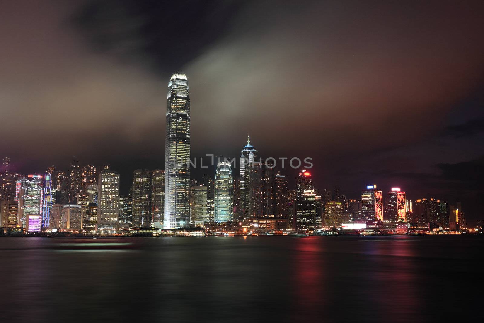 Hong Kong skyline at night by leungchopan