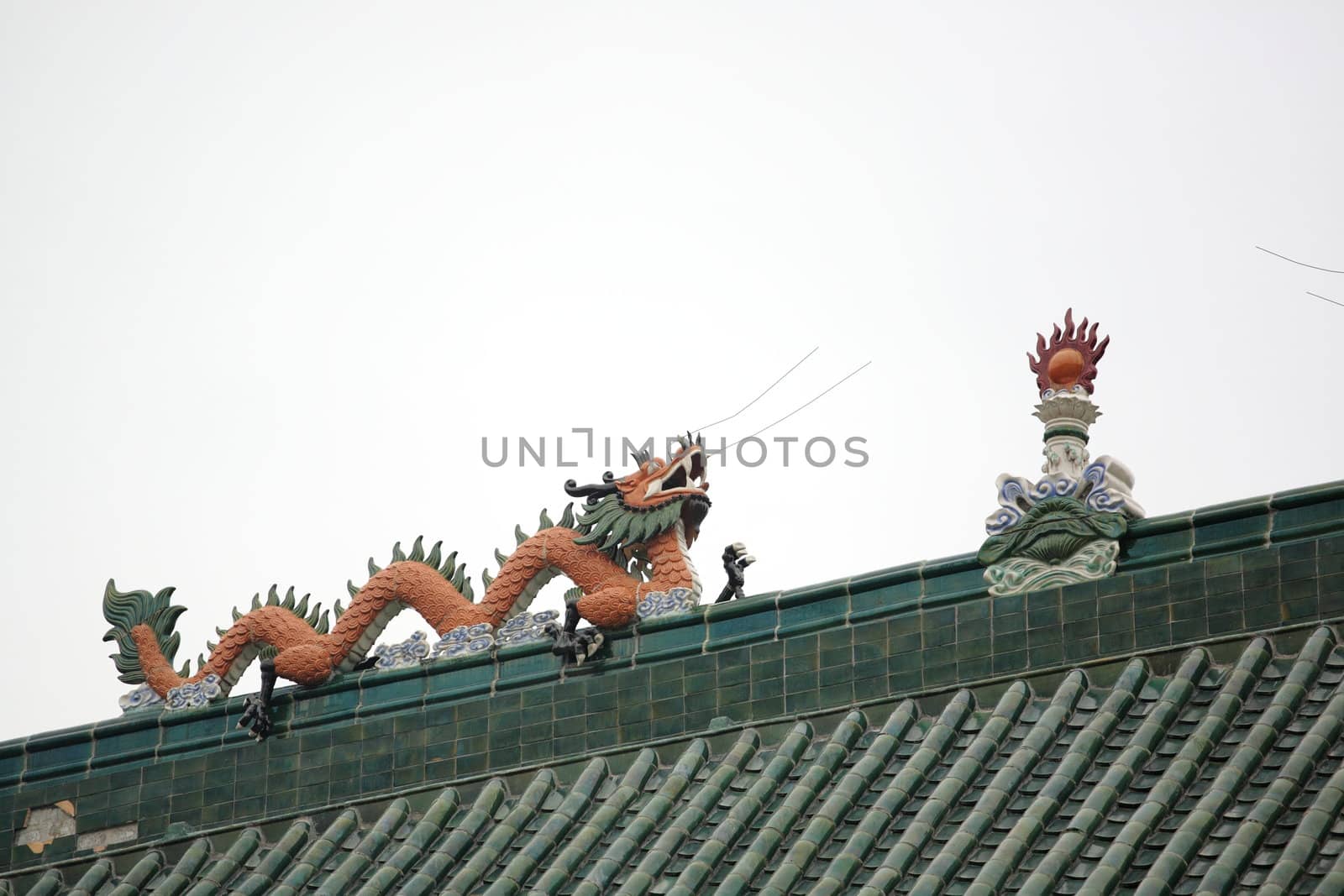 dragon on roof of chinese temple by leungchopan