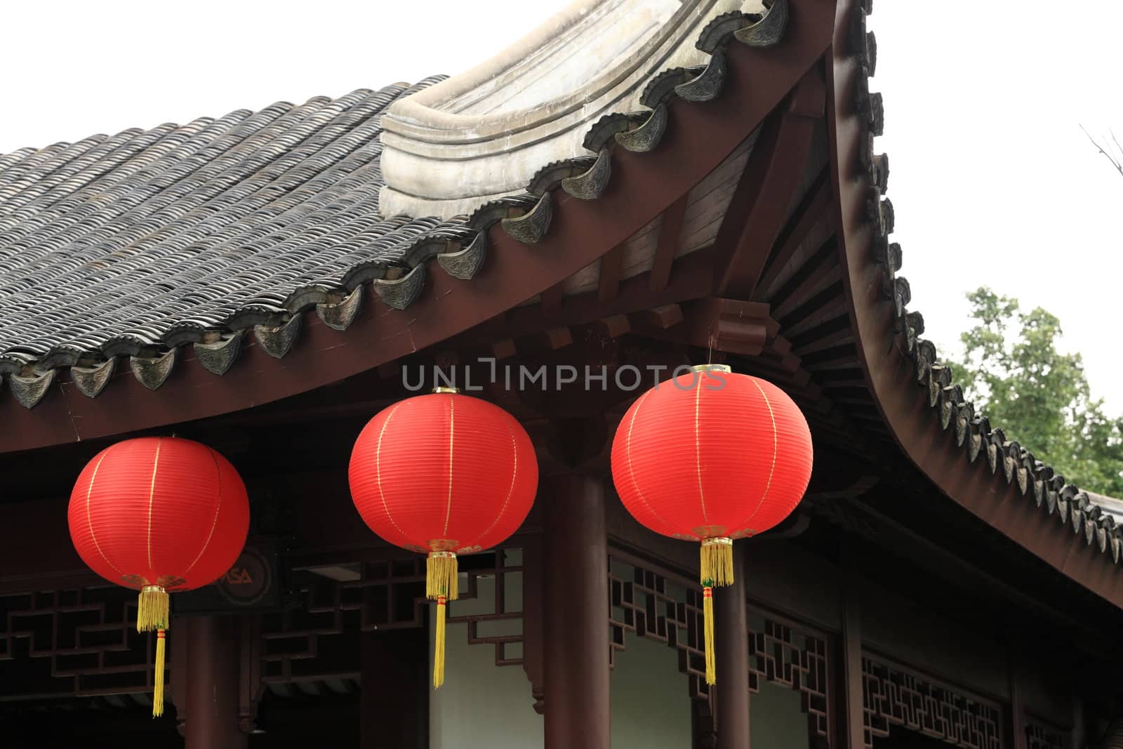 three lantern under roof by leungchopan